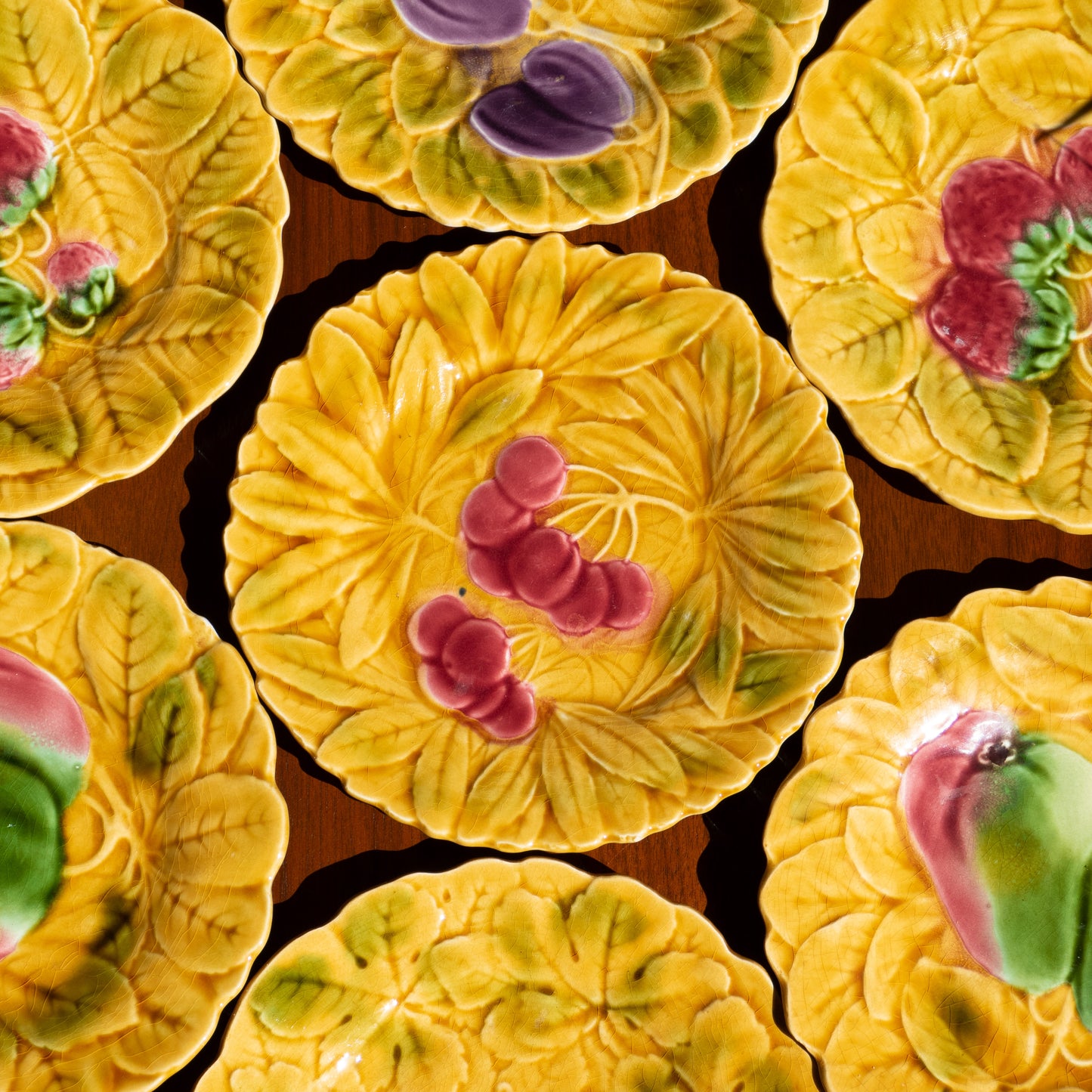 8 assiettes en barbotine de Sarreguemines