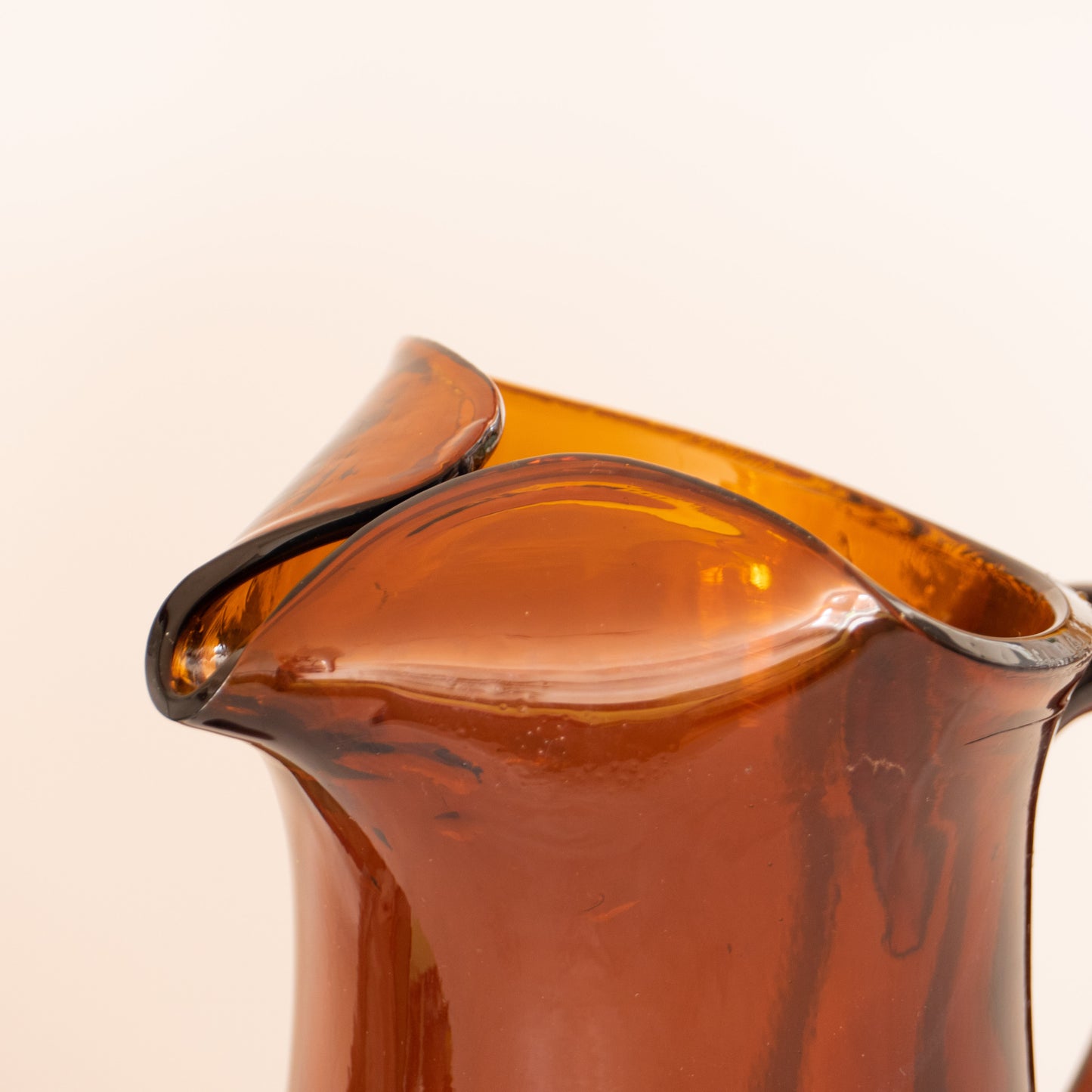 Grande cruche en verre soufflé ambré