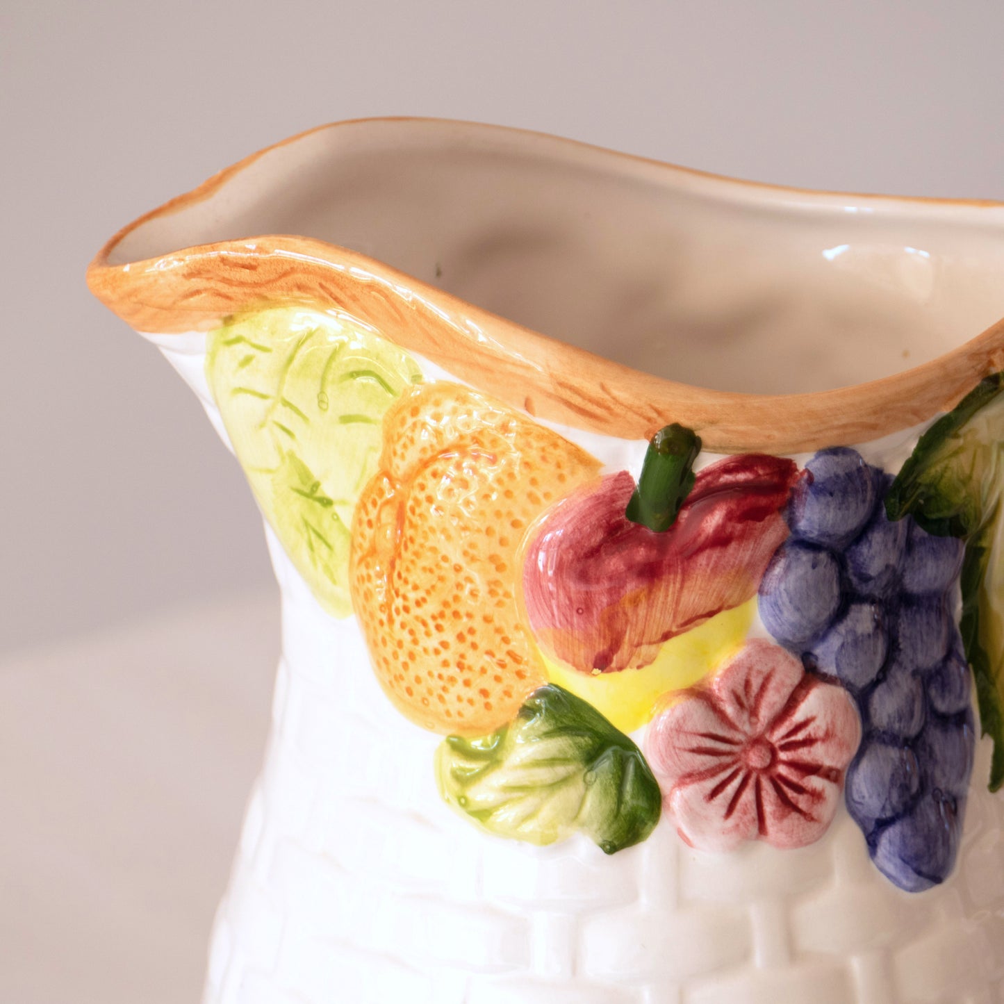 Carafe en barbotine fruits panier tresé