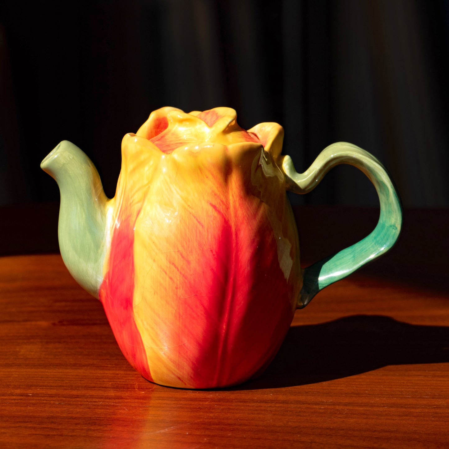 Théière en barbotine tulipe