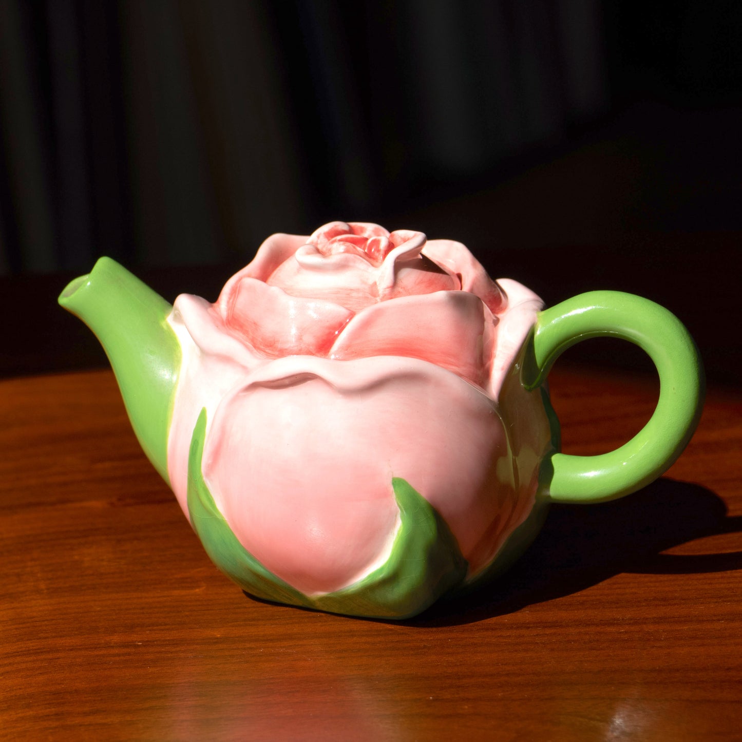 Théière en barbotine bouton de rose