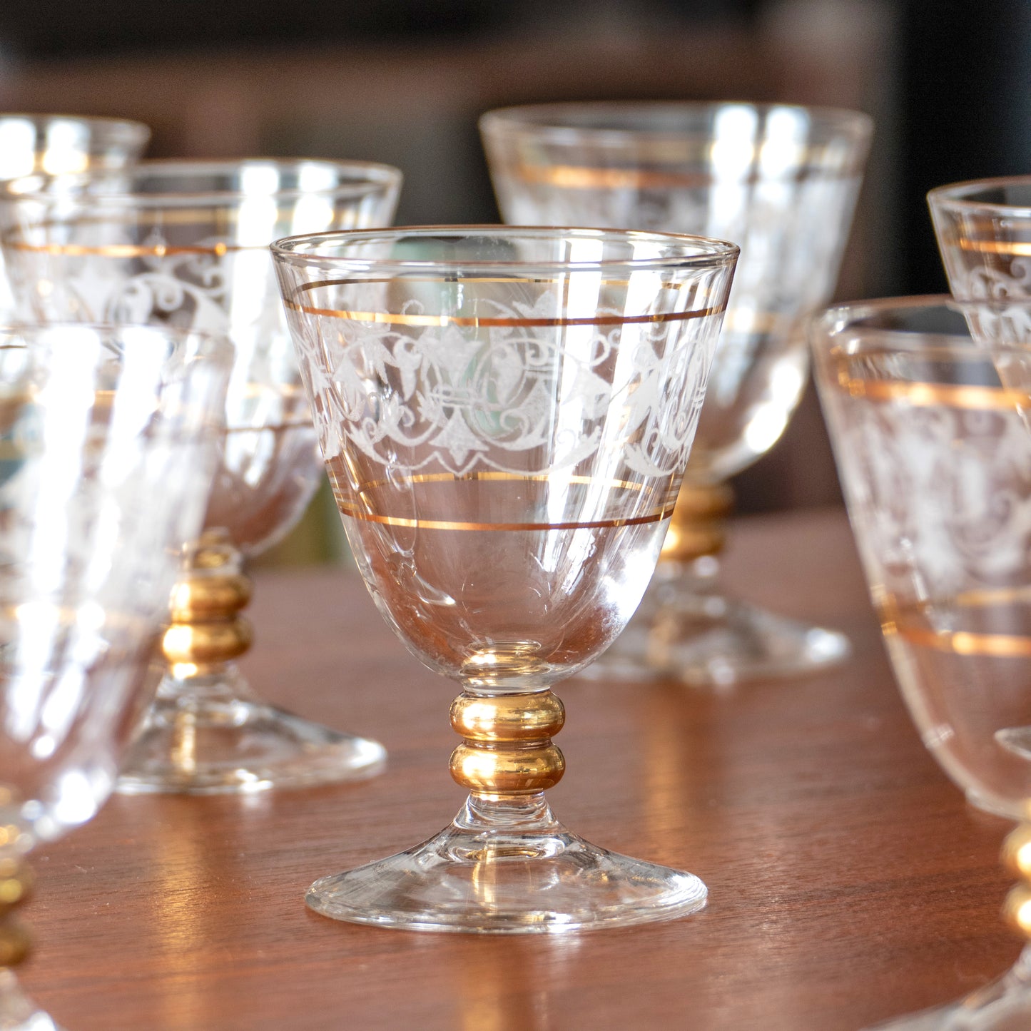 10 verres à liqueur en cristal motif renaissance