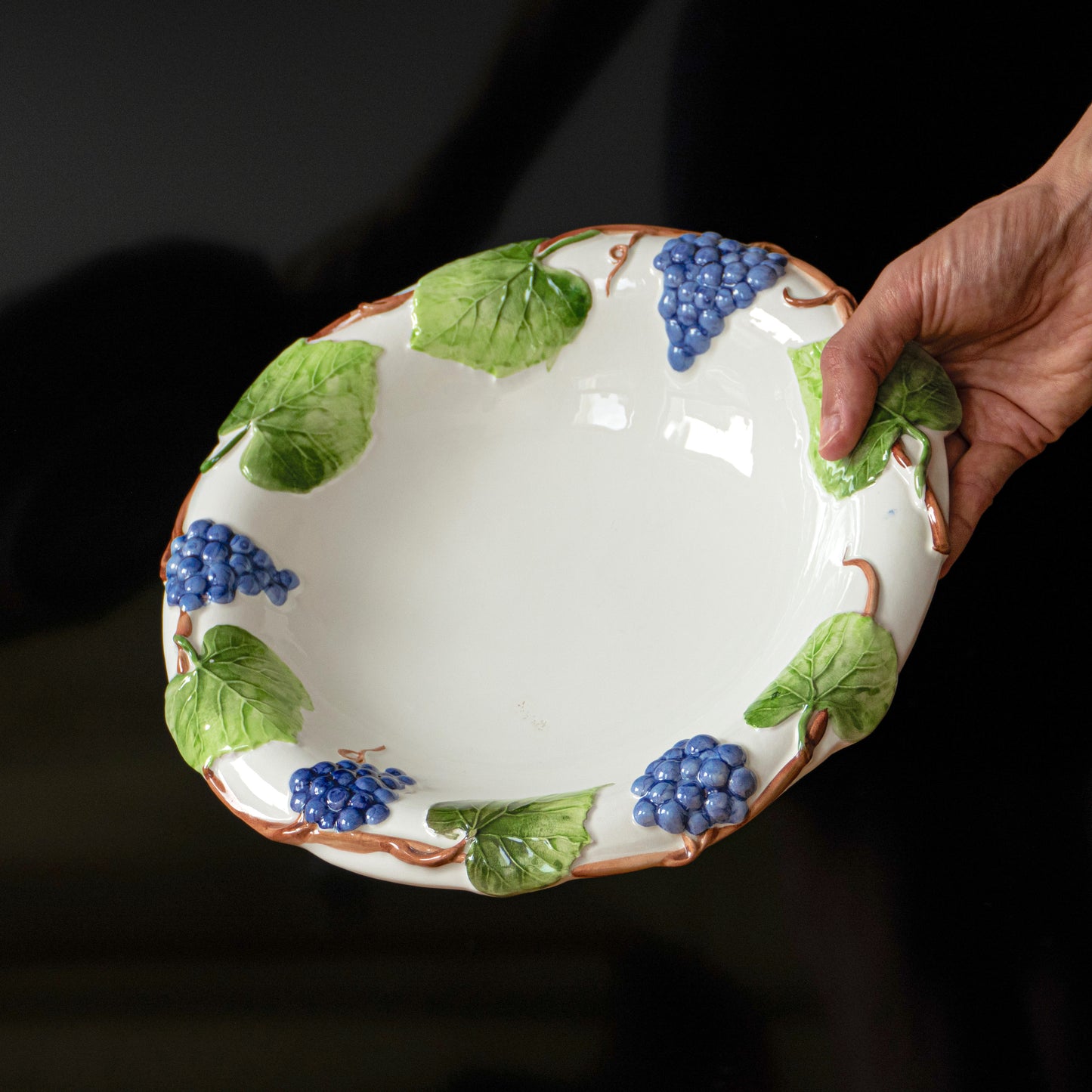 Plat creux en barbotine raisin feuilles de vigne