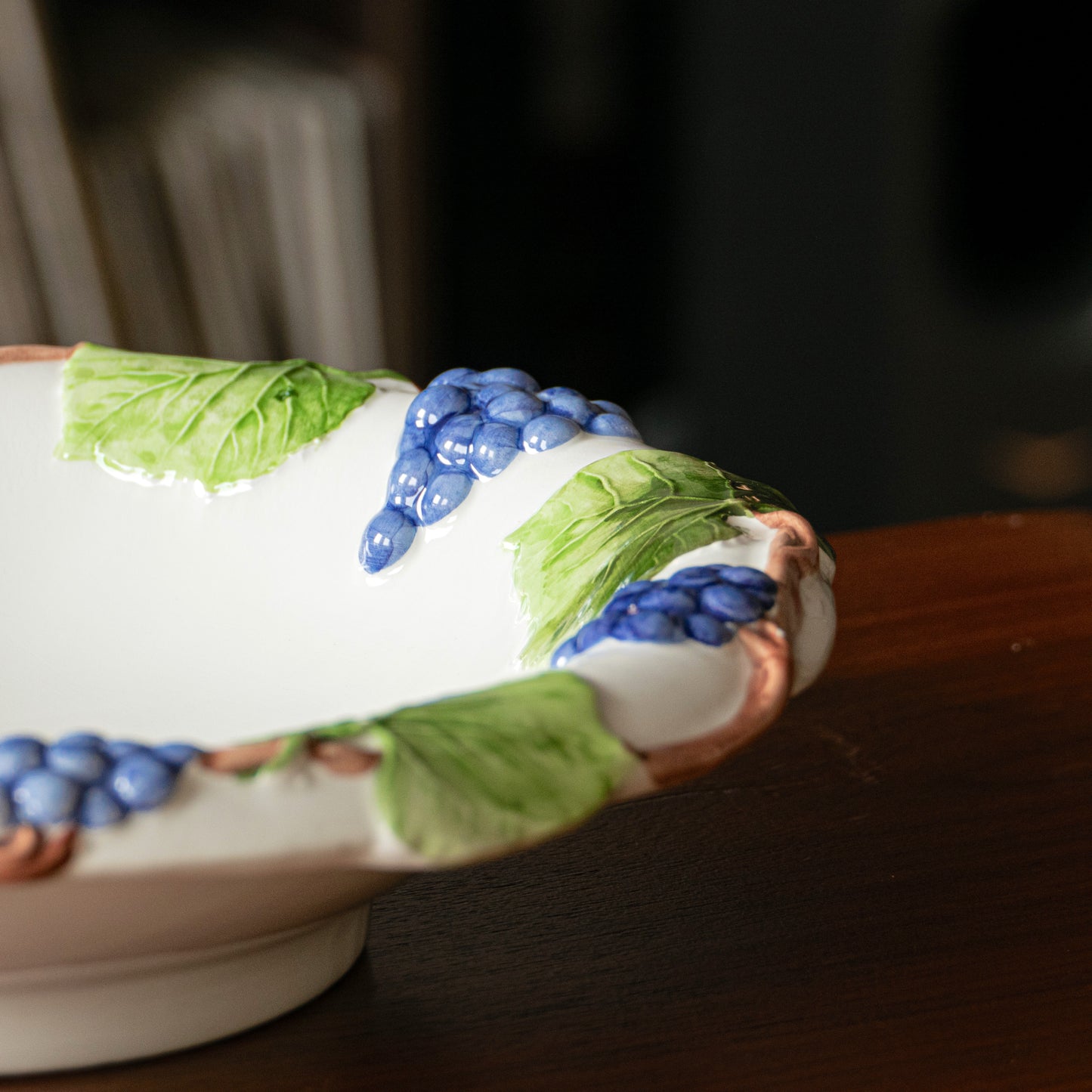 Plat creux en barbotine raisin feuilles de vigne