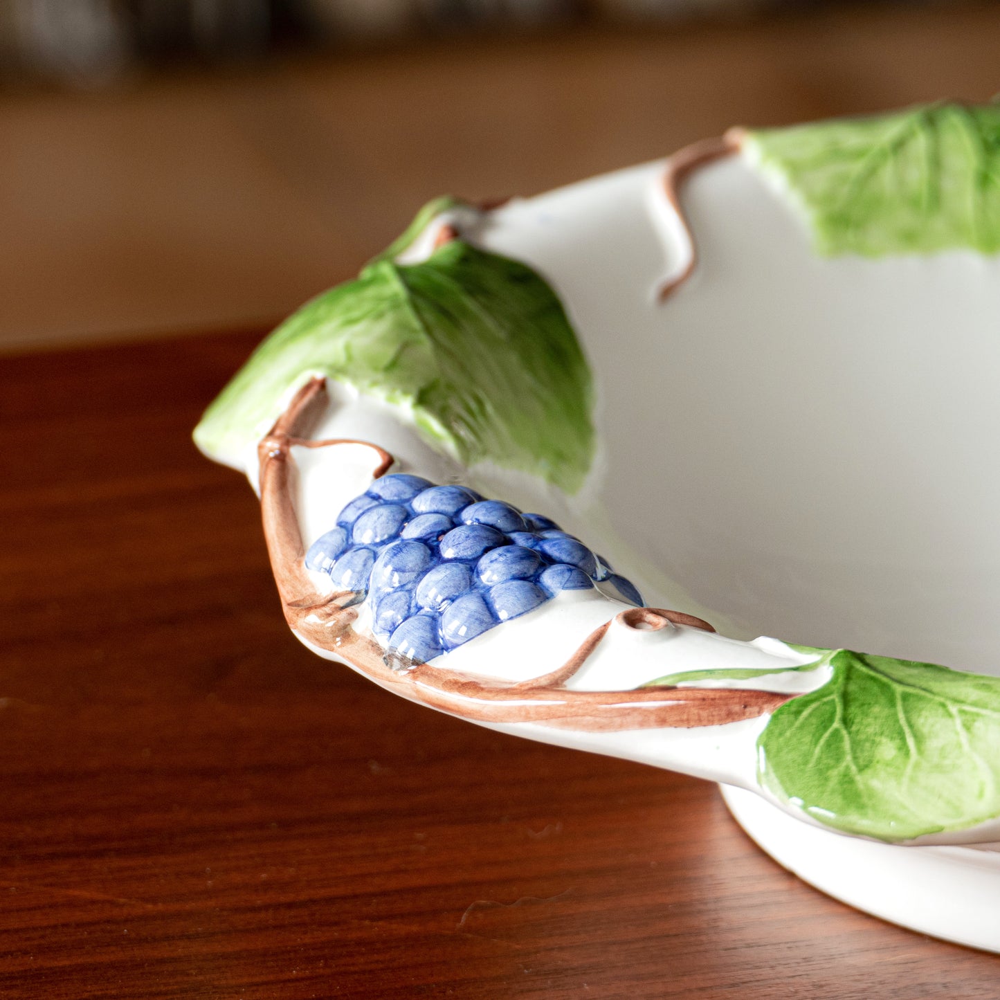 Plat creux en barbotine raisin feuilles de vigne