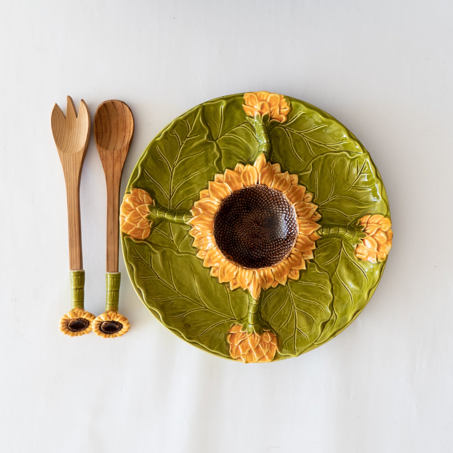 Grand plat apéritif en barbotine tournesol et couverts