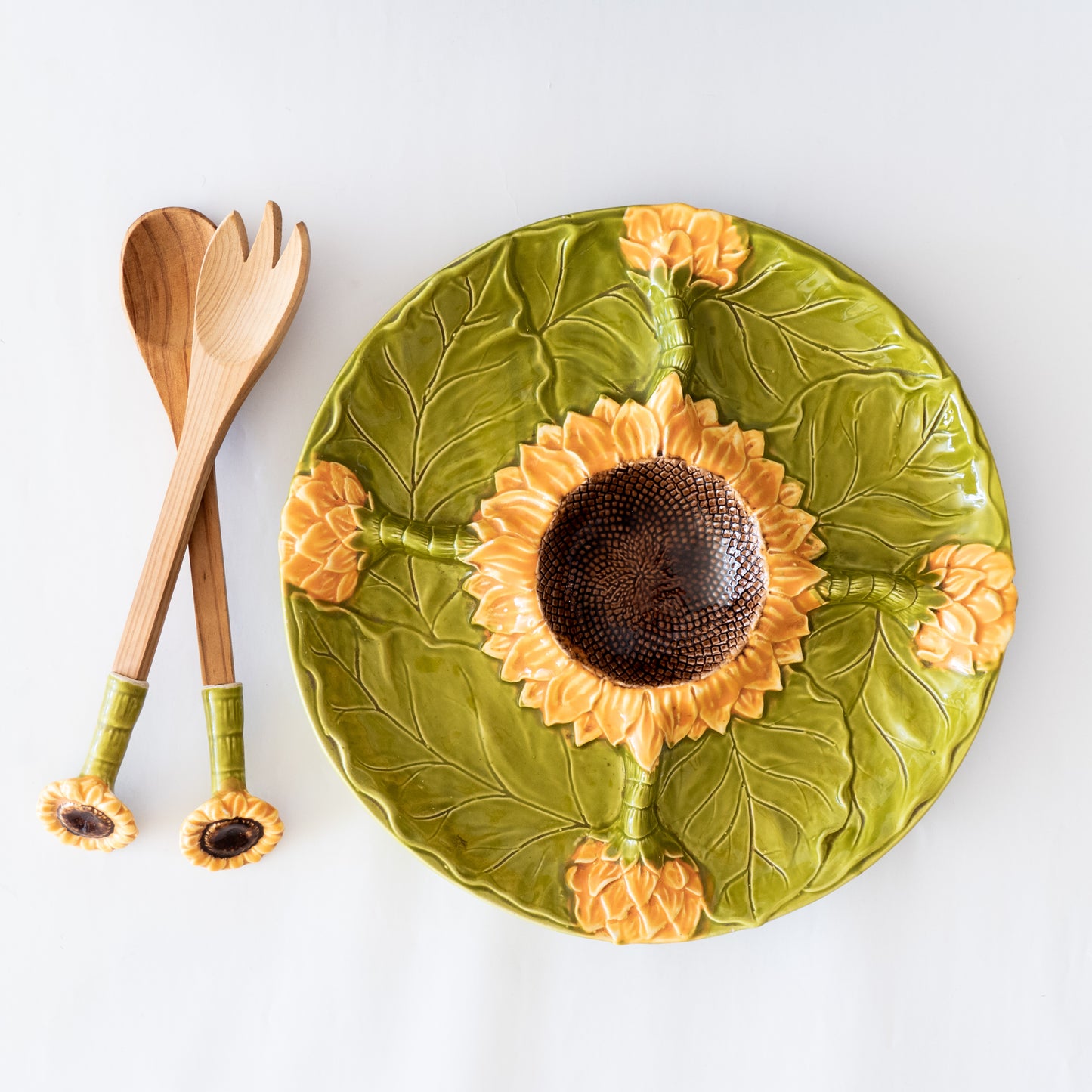 Grand plat apéritif en barbotine tournesol et couverts