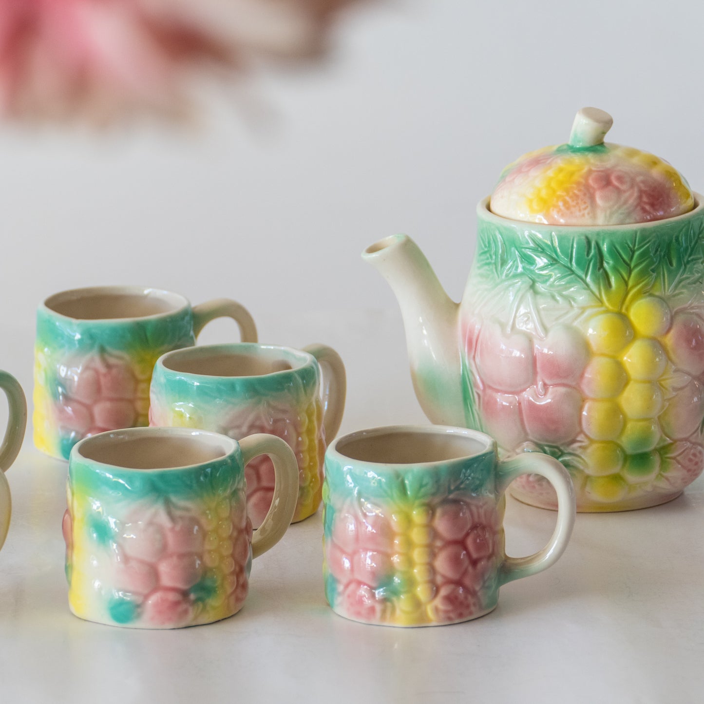 Service à café en barbotine fruits