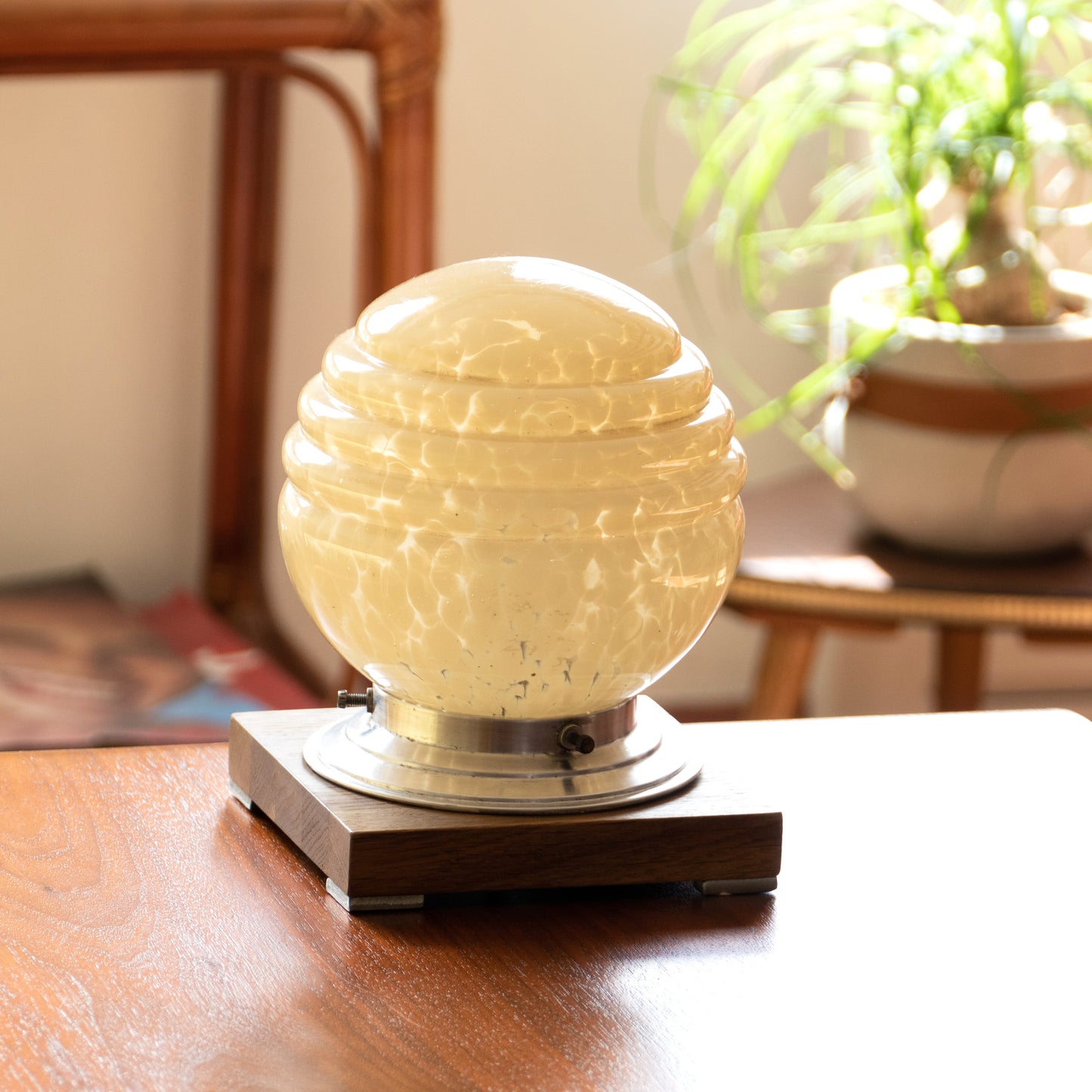 Lampe Art Deco verre de Clichy et bois