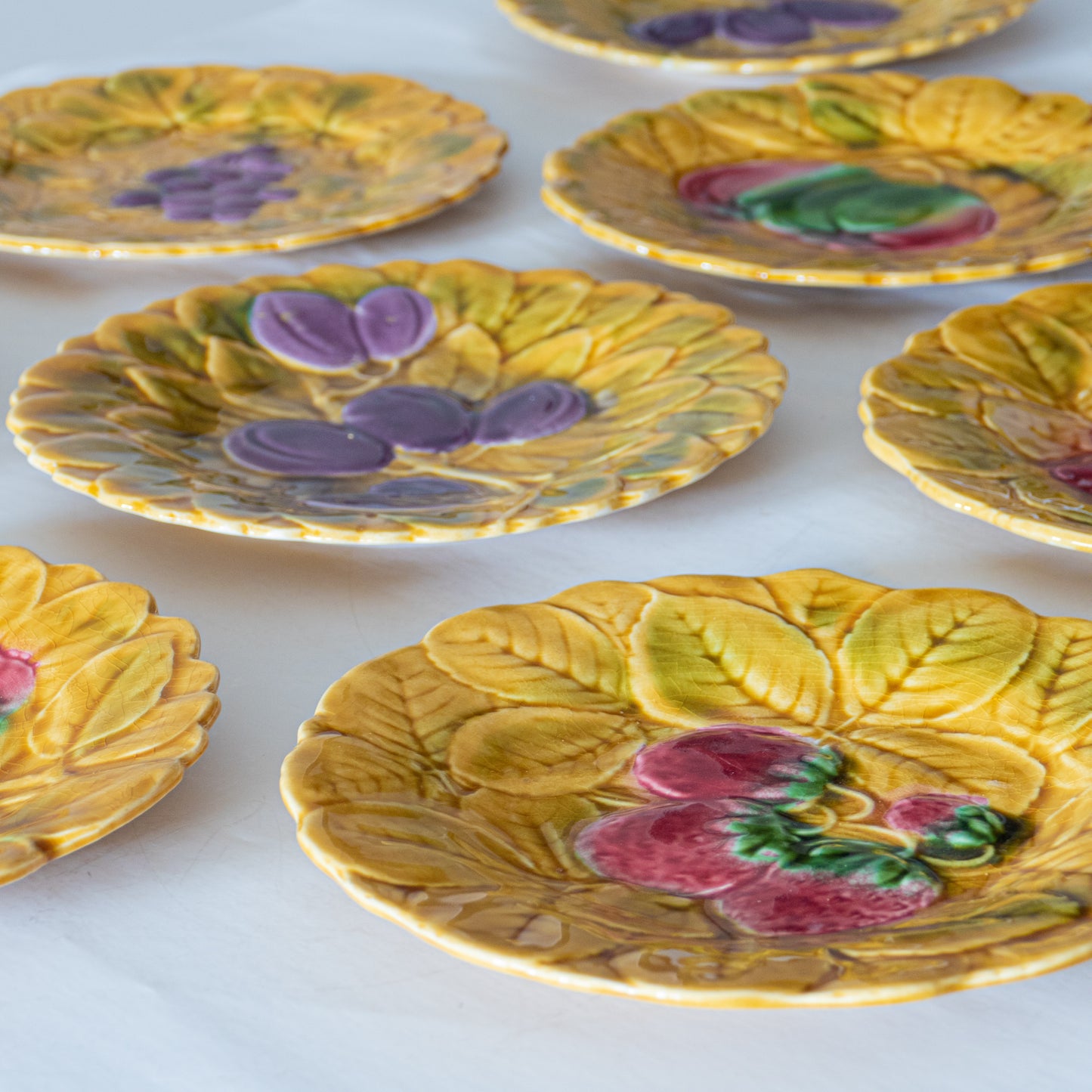 8 assiettes en barbotine de Sarreguemines