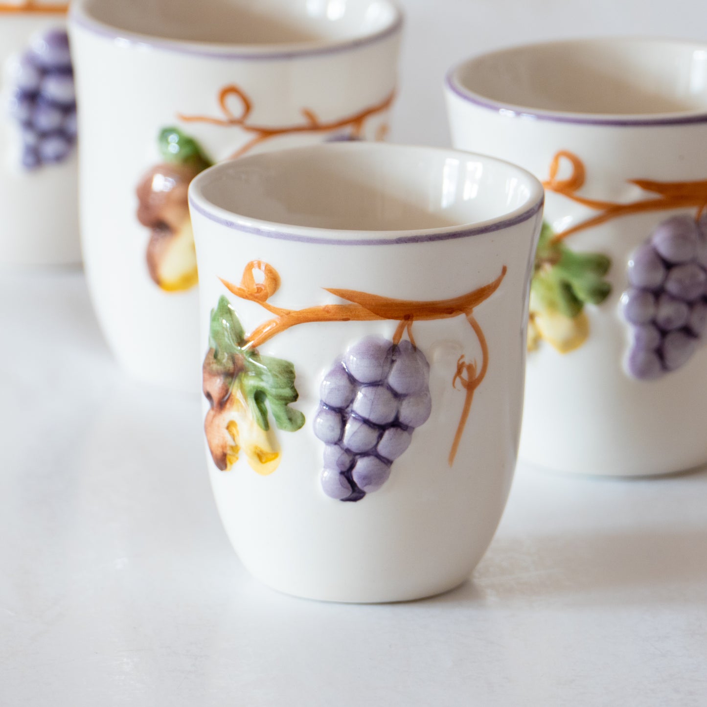 Service gobelets et cruche relief raisin