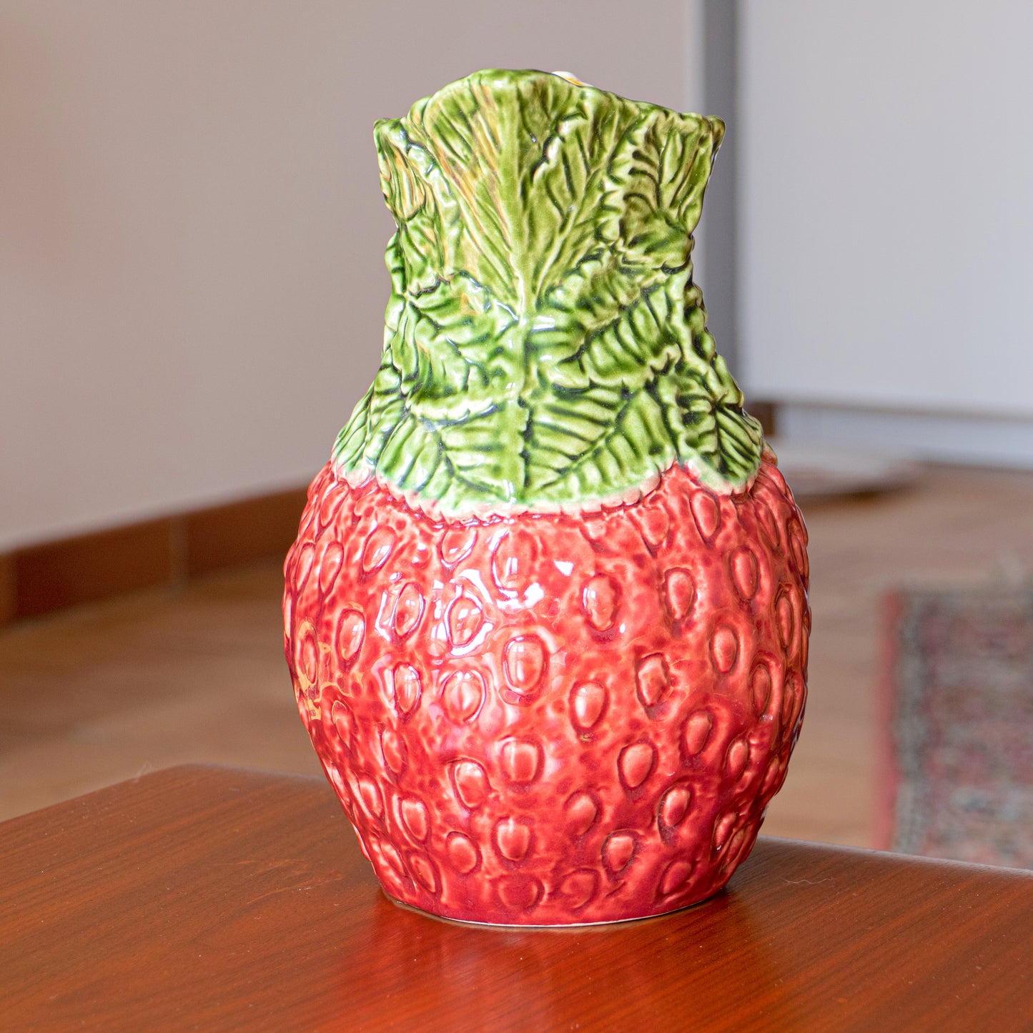 Grande carafe en barbotine fraise