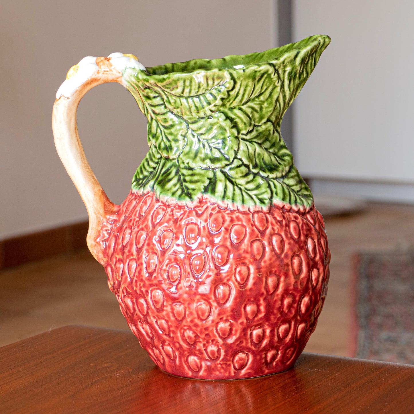Grande carafe en barbotine fraise
