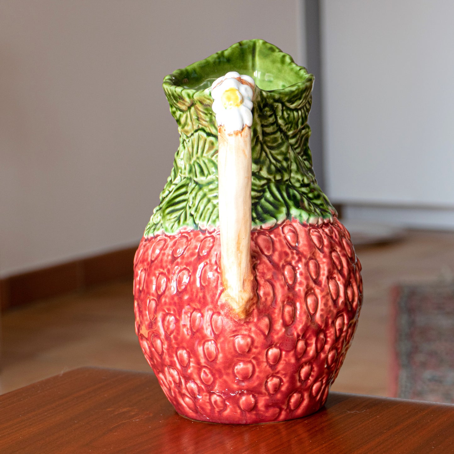 Grande carafe en barbotine fraise