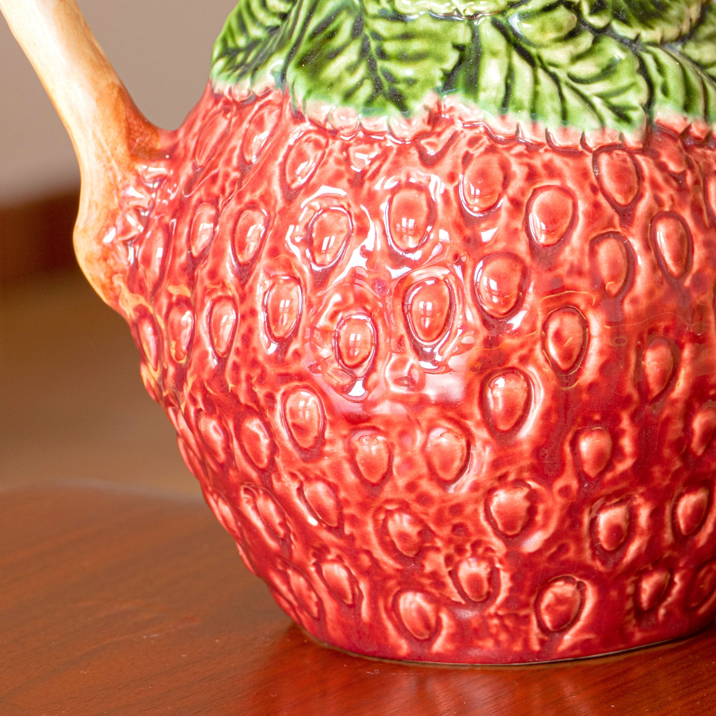 Grande carafe en barbotine fraise