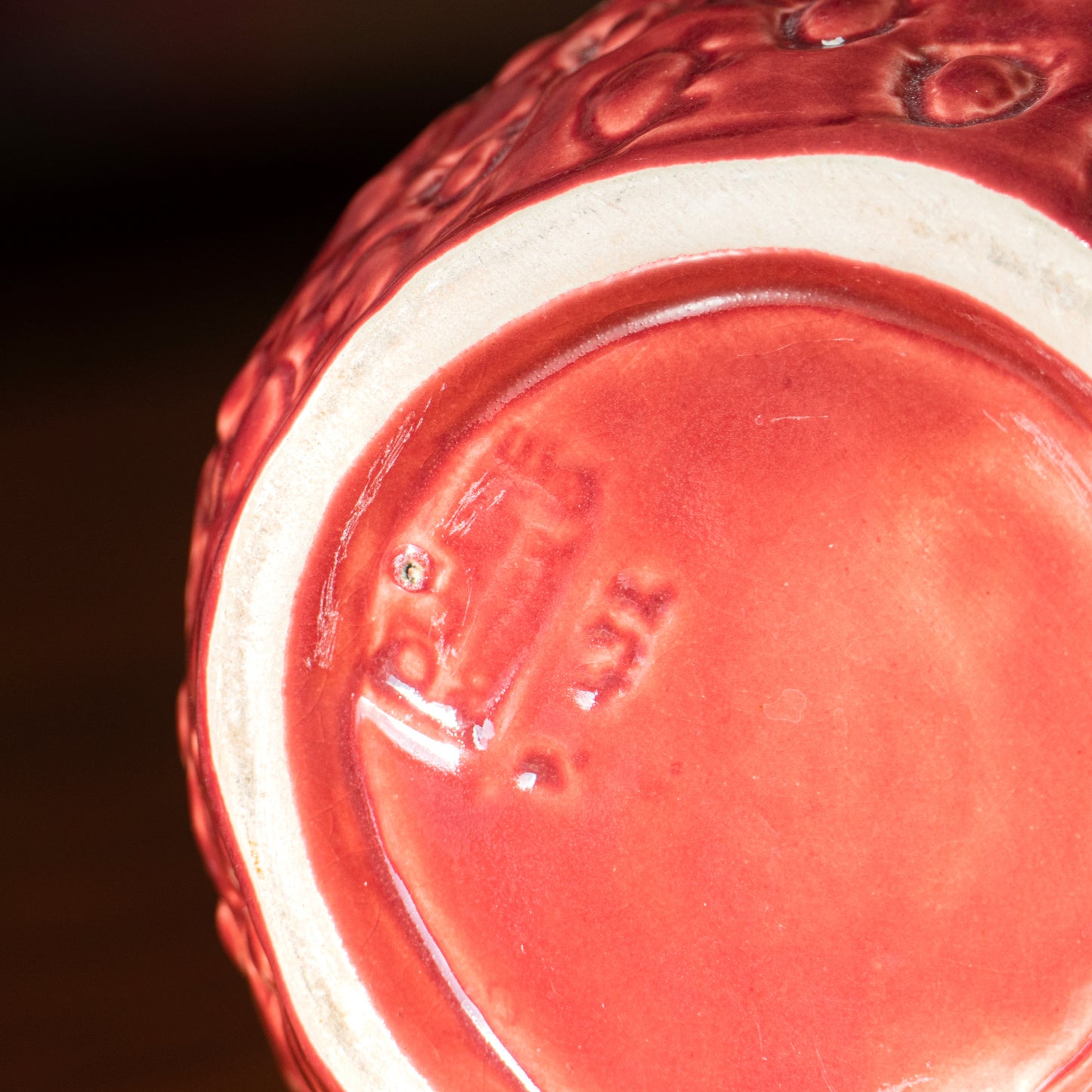 Grande carafe en barbotine fraise