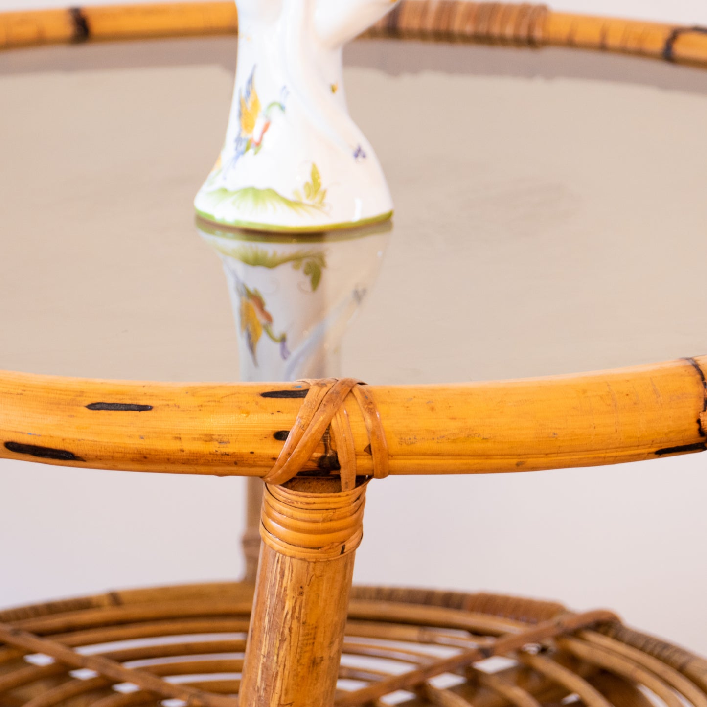 Table basse en rotin et verre fumé