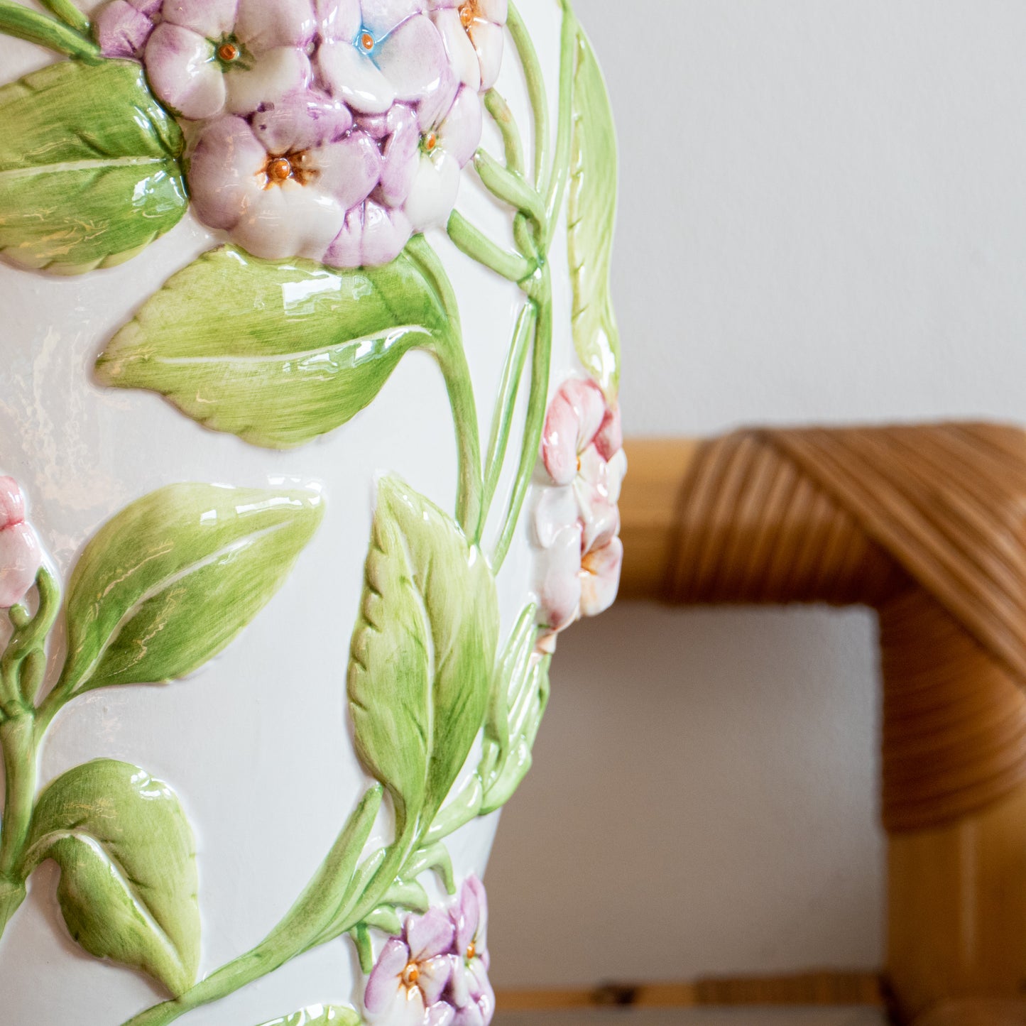 Grande lampe Chaumette barbotine hortensia
