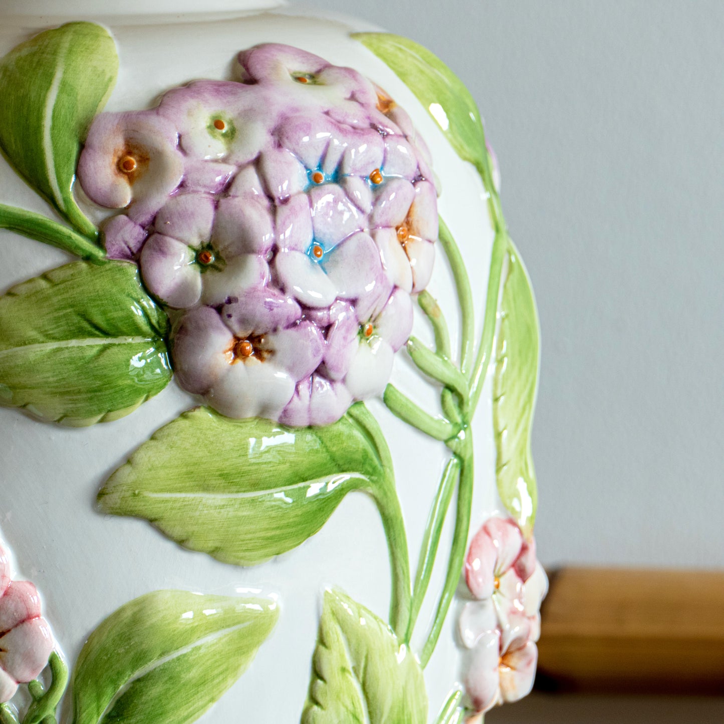 Grande lampe Chaumette barbotine hortensia