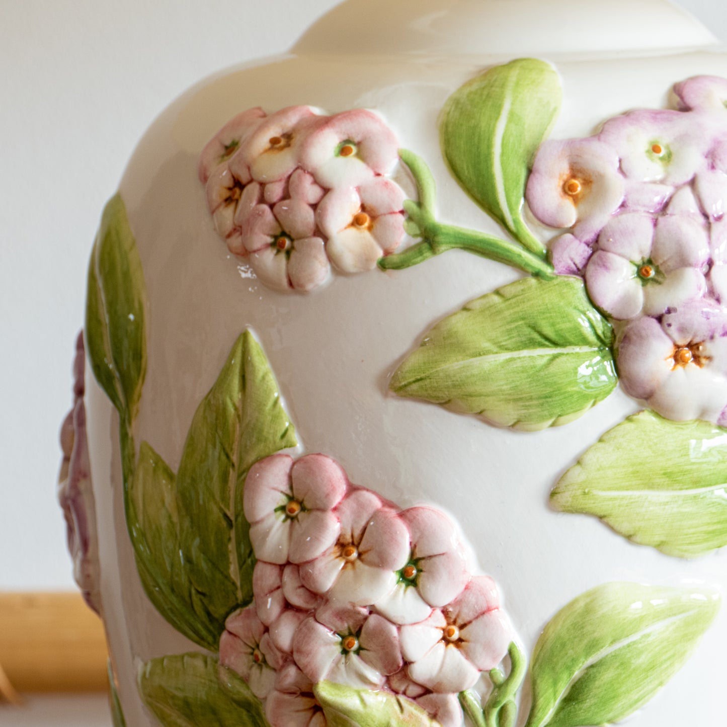 Grande lampe Chaumette barbotine hortensia