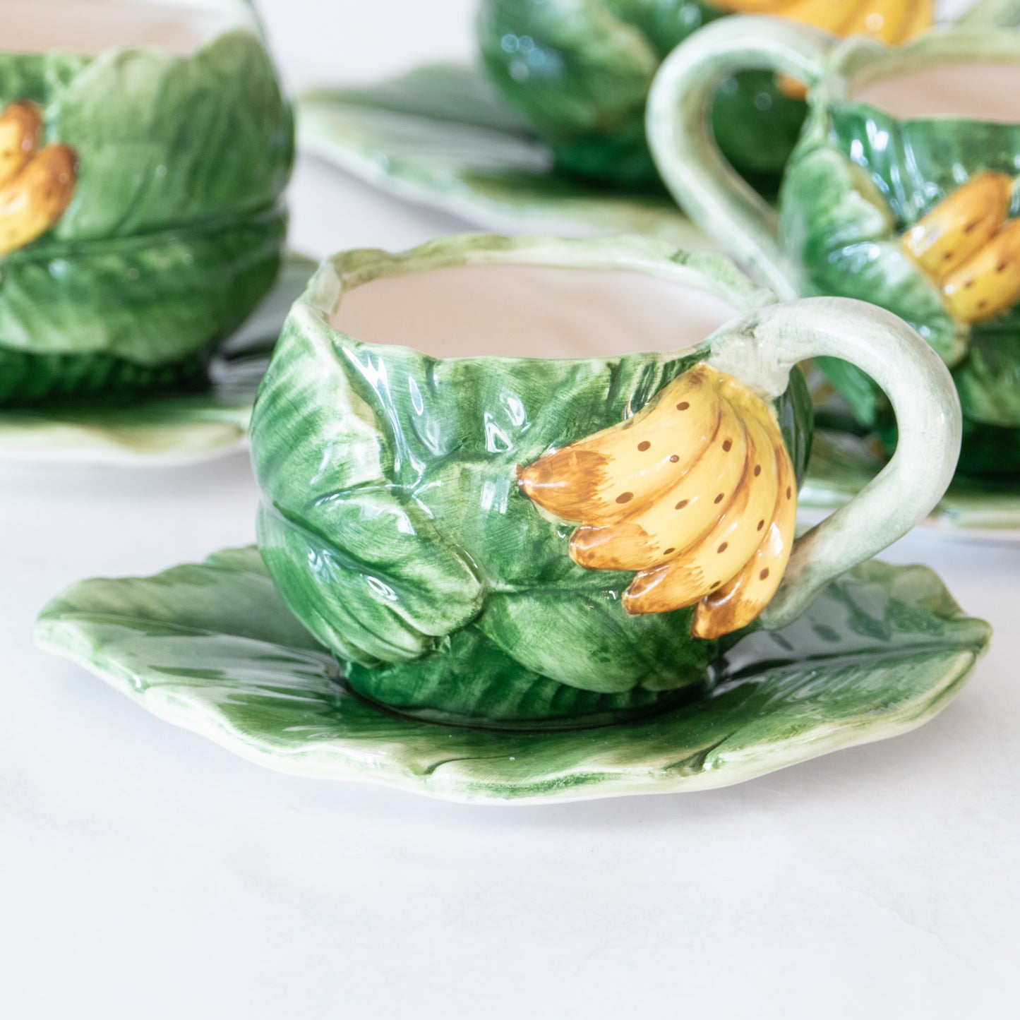 6 tasses + coupelles en barbotine banane