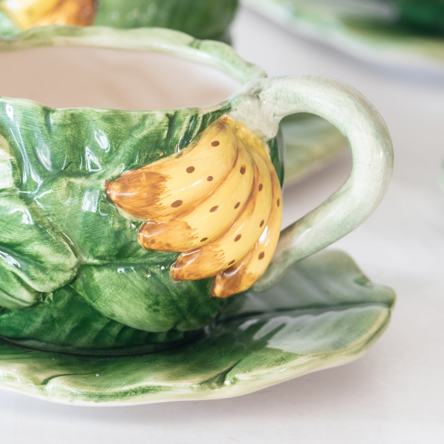 6 tasses + coupelles en barbotine banane