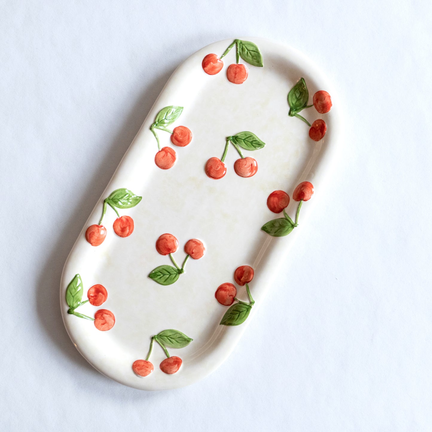 Plat à cake relief cerise - peint à la main