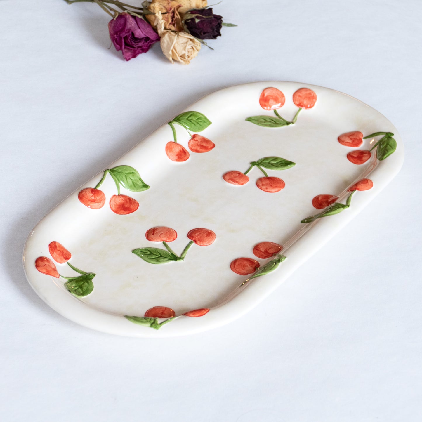 Plat à cake relief cerise - peint à la main