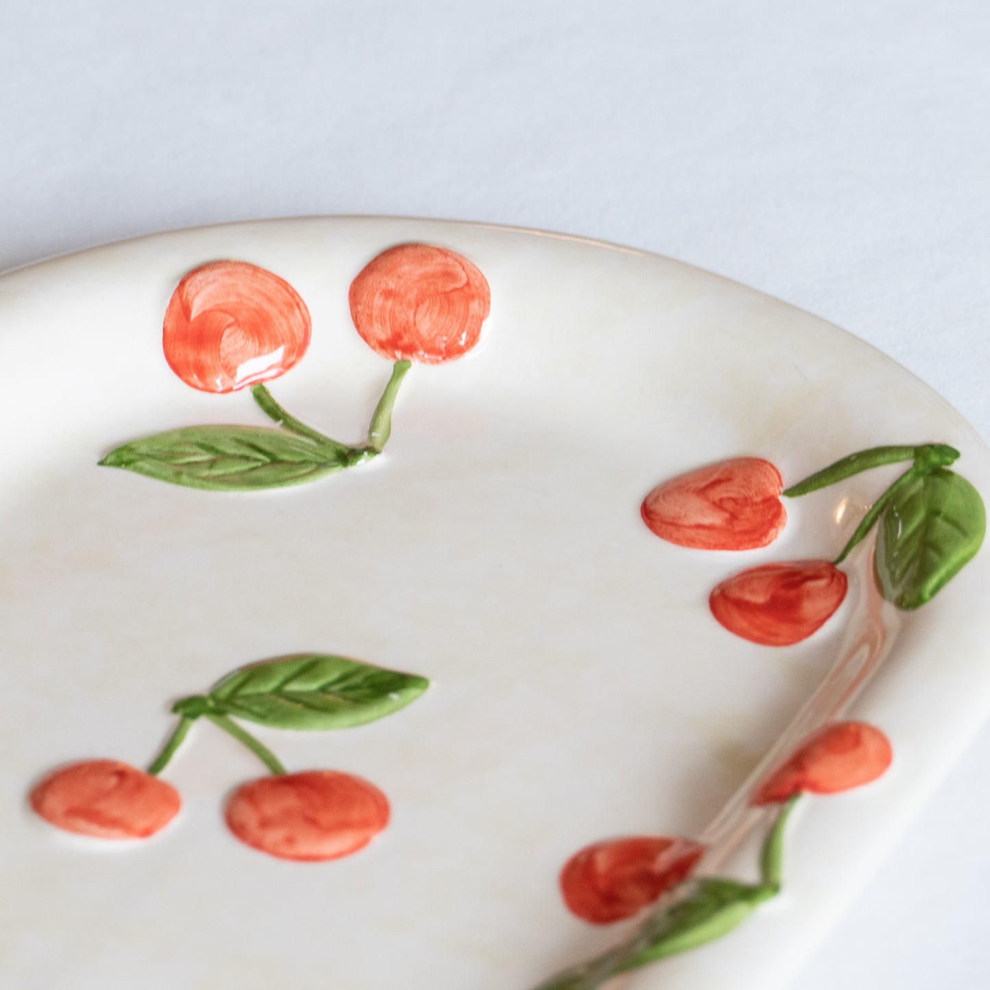 Plat à cake relief cerise - peint à la main