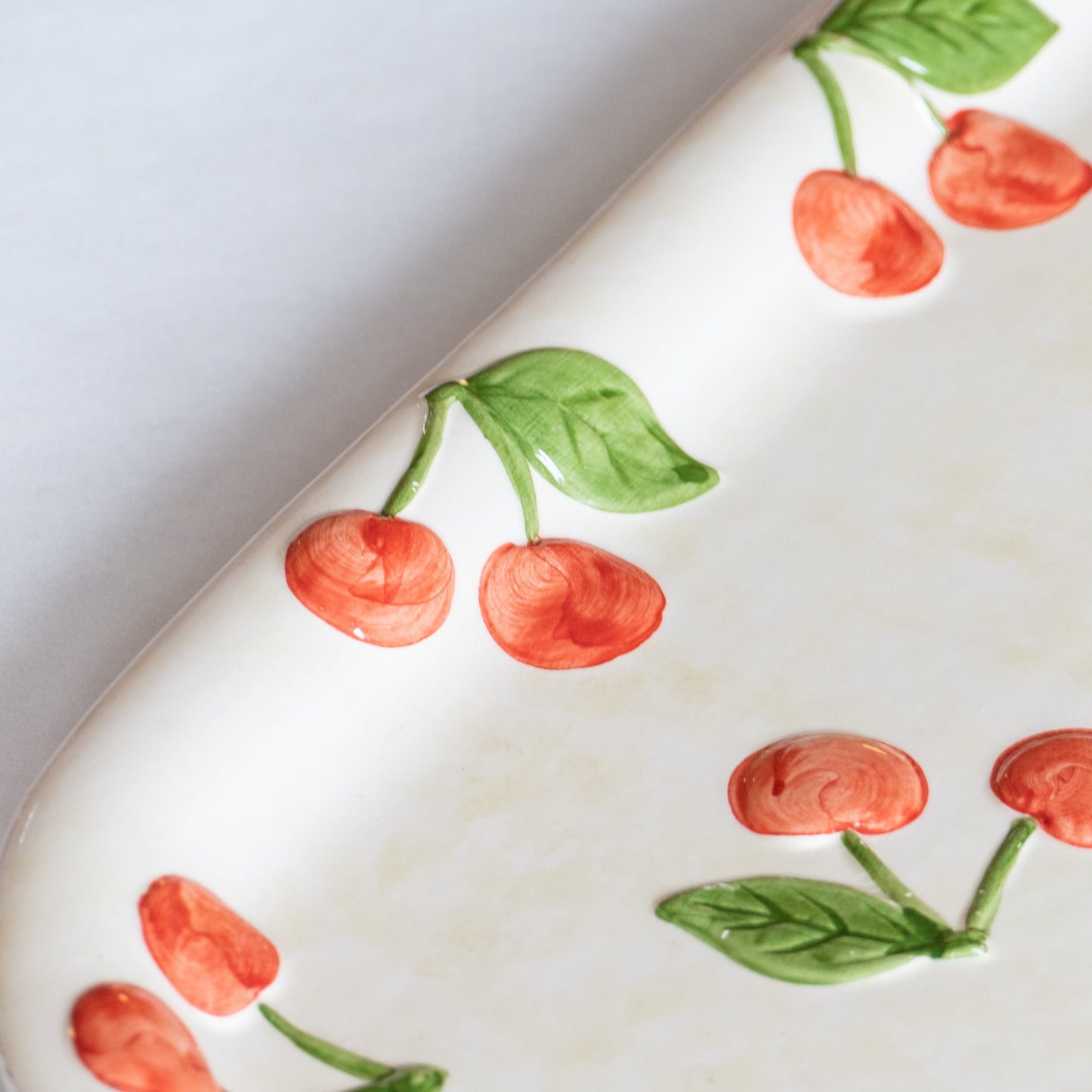 Plat à cake relief cerise - peint à la main