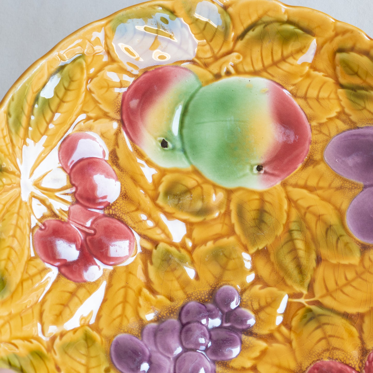 Grand plat Sarreguemines en barbotine fruits