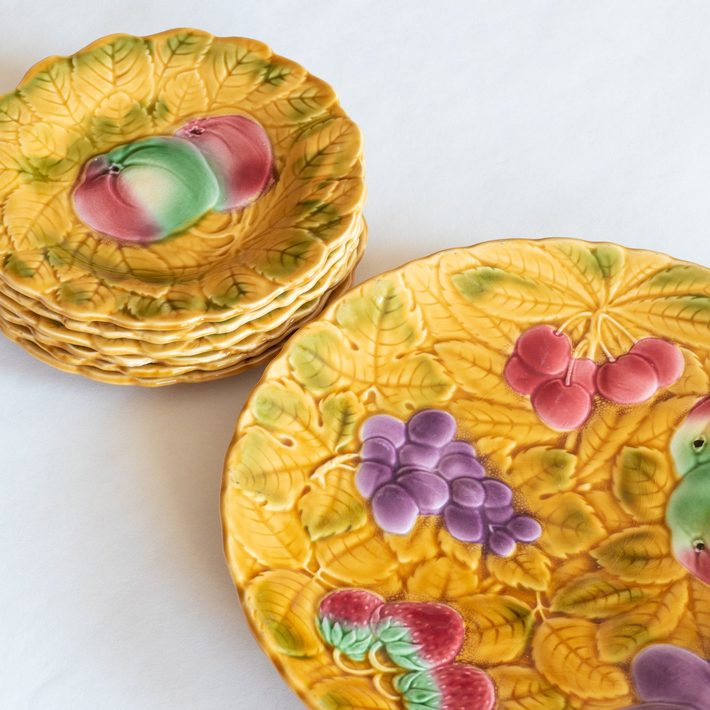 Grand plat Sarreguemines en barbotine fruits