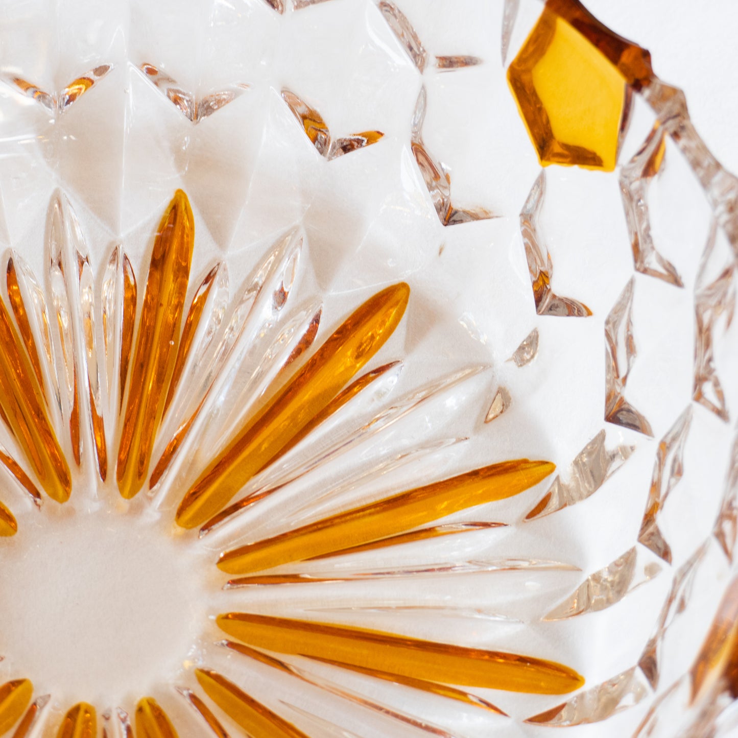 Coupe en cristal facetté ambré