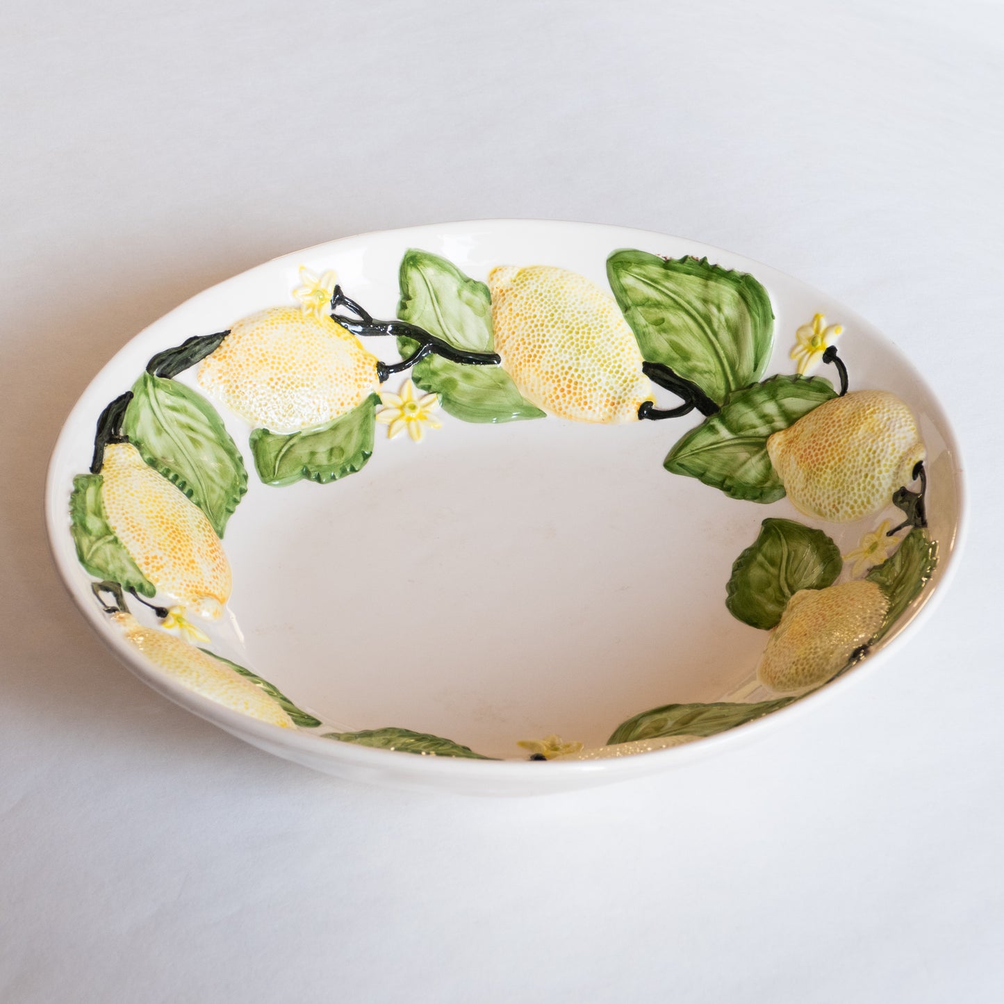Grand plat creux en barbotine citrons