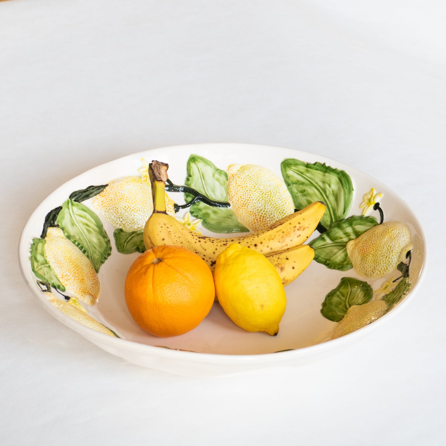 Grand plat creux en barbotine citrons