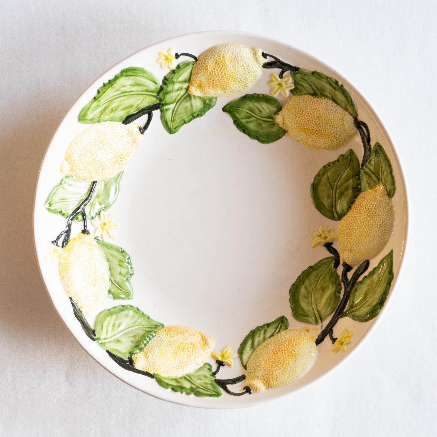 Grand plat creux en barbotine citrons