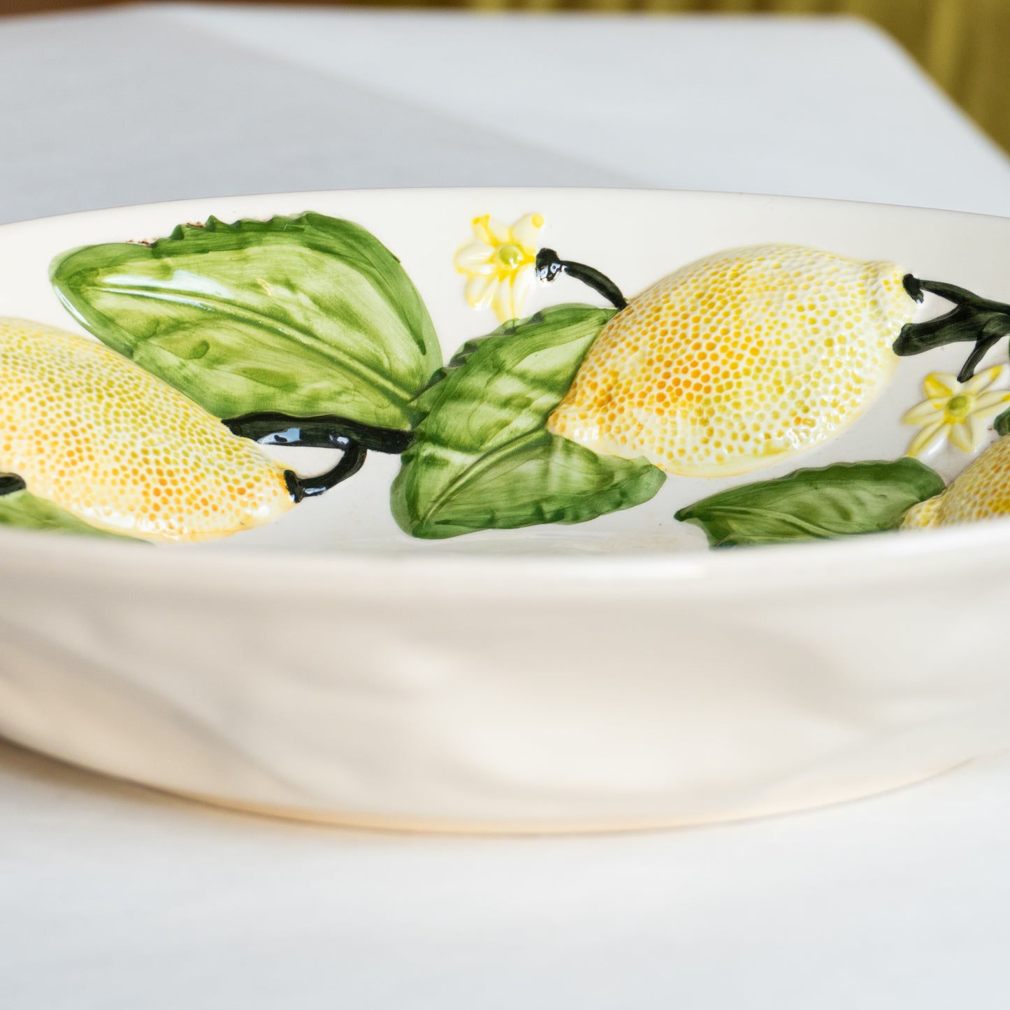 Grand plat creux en barbotine citrons