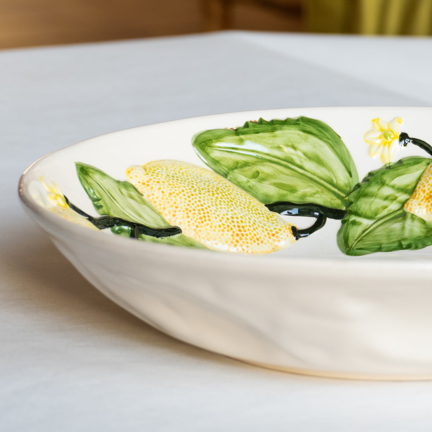 Grand plat creux en barbotine citrons
