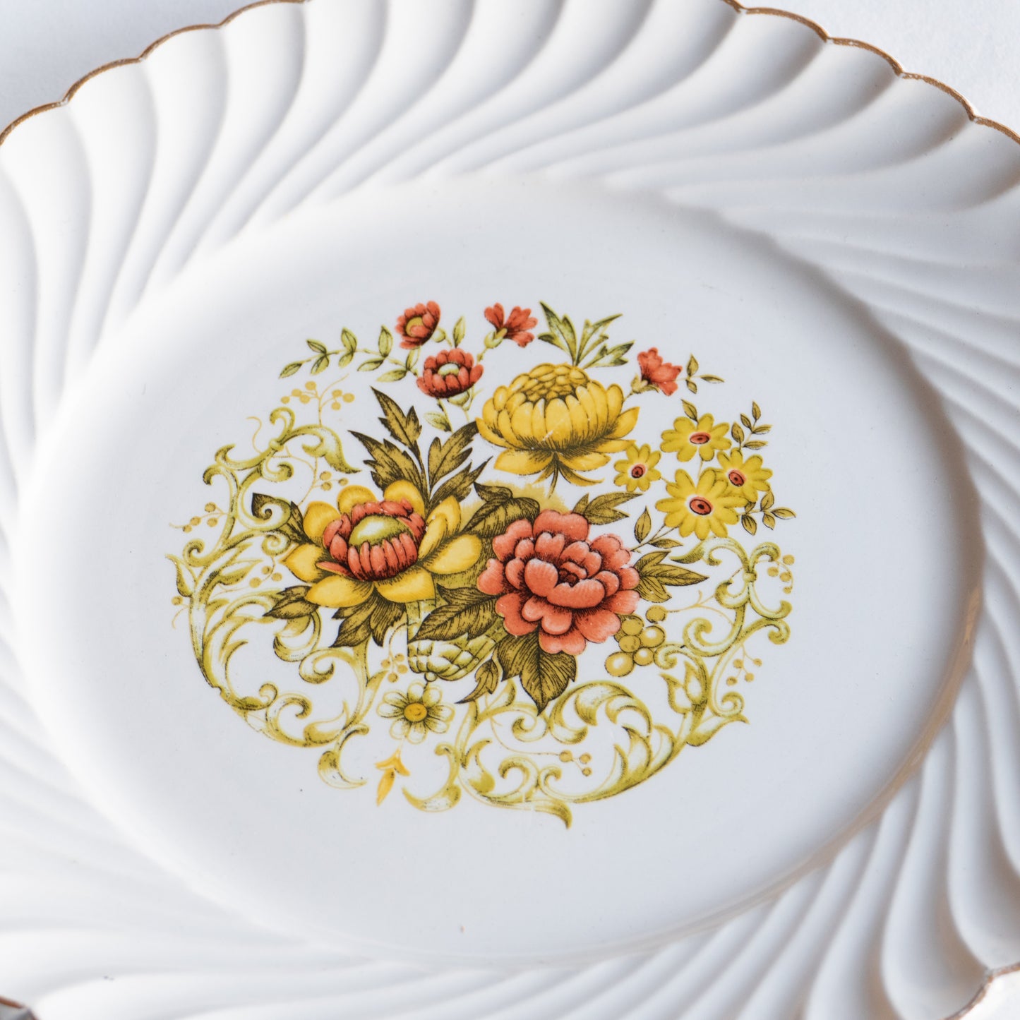 6 assiettes plates fleuries rebord cannelé