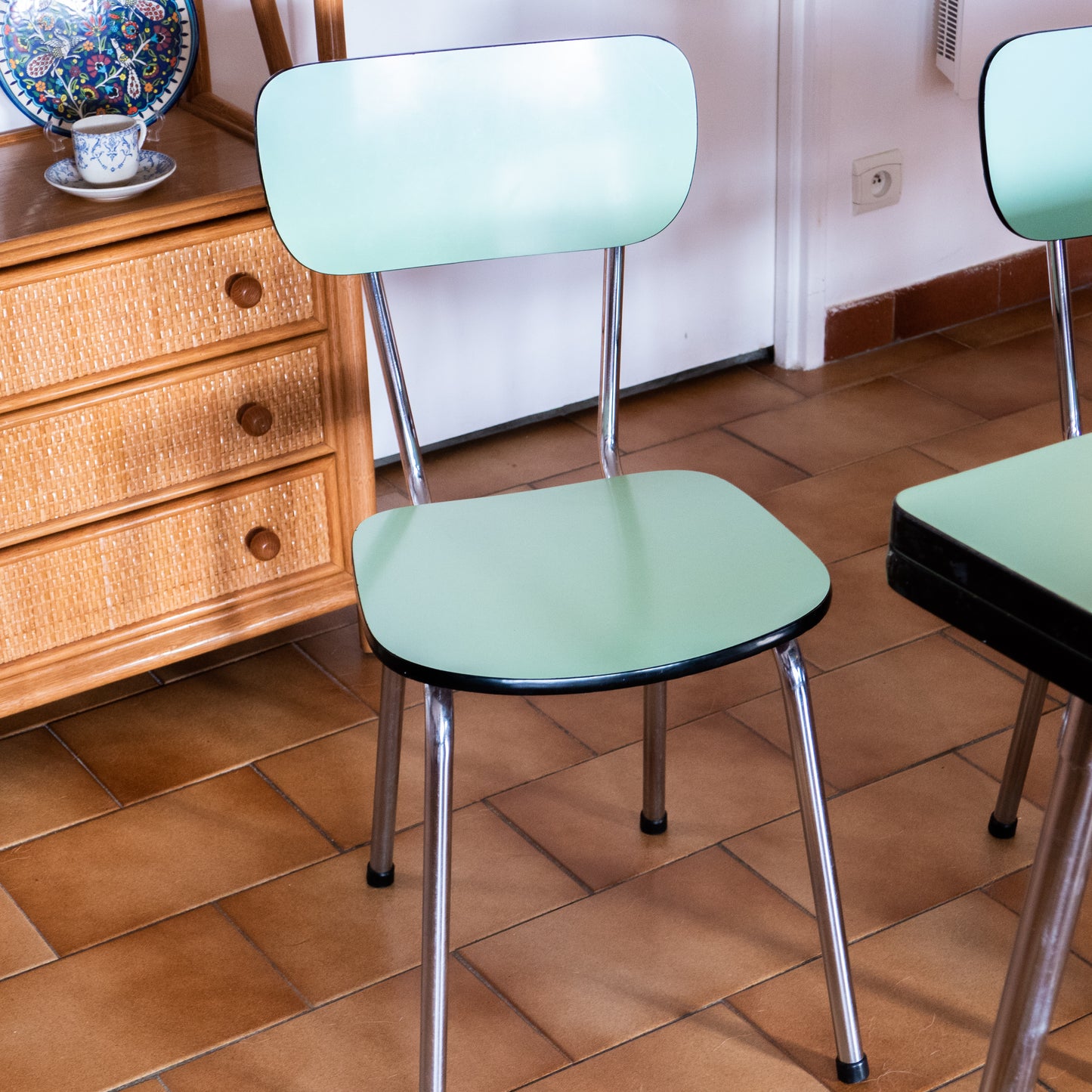 Table et chaises en formica vert d'eau