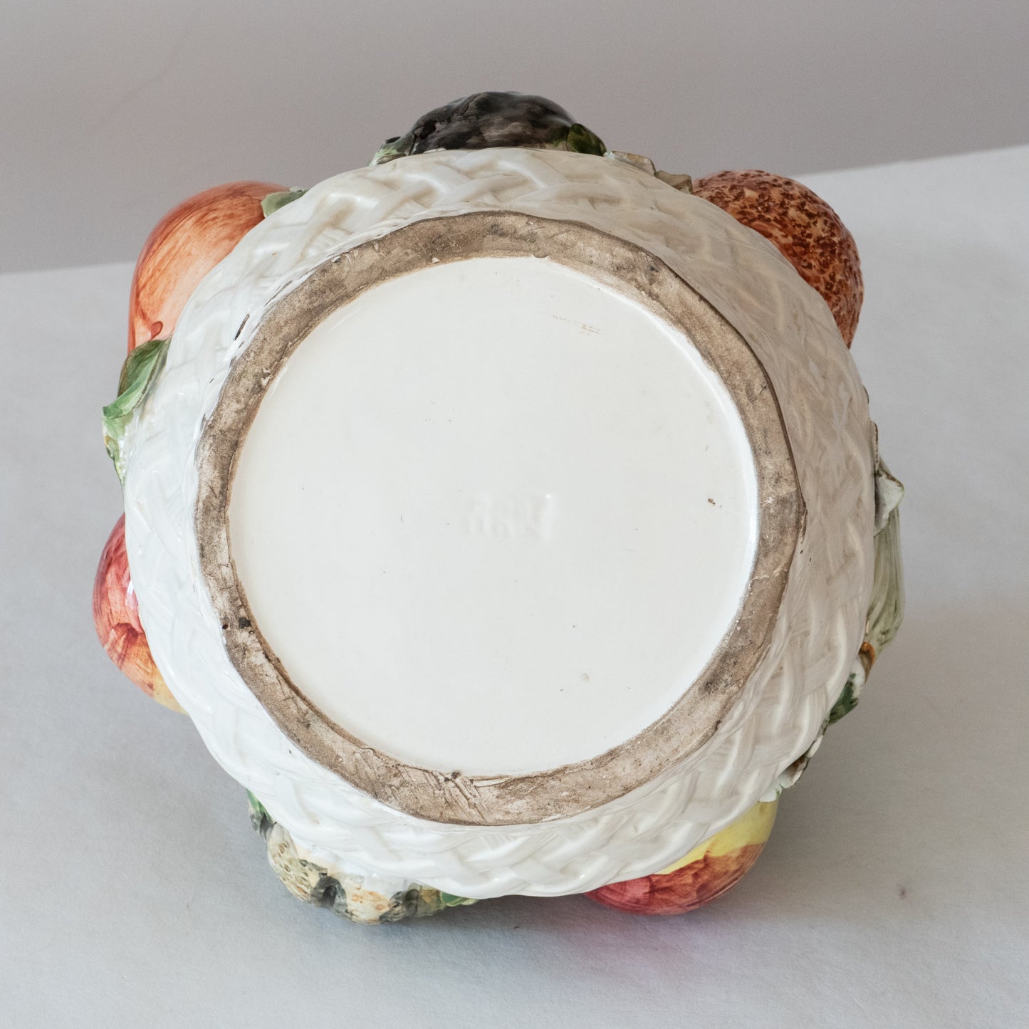 Corbeille trompe l'oeil en barbotine