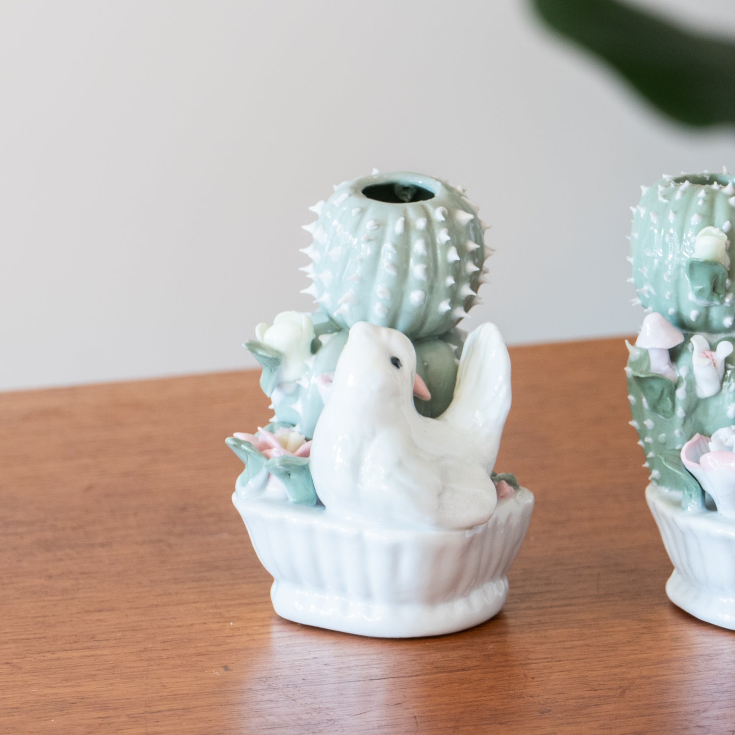 Duo de bougeoirs en porcelaine oiseaux