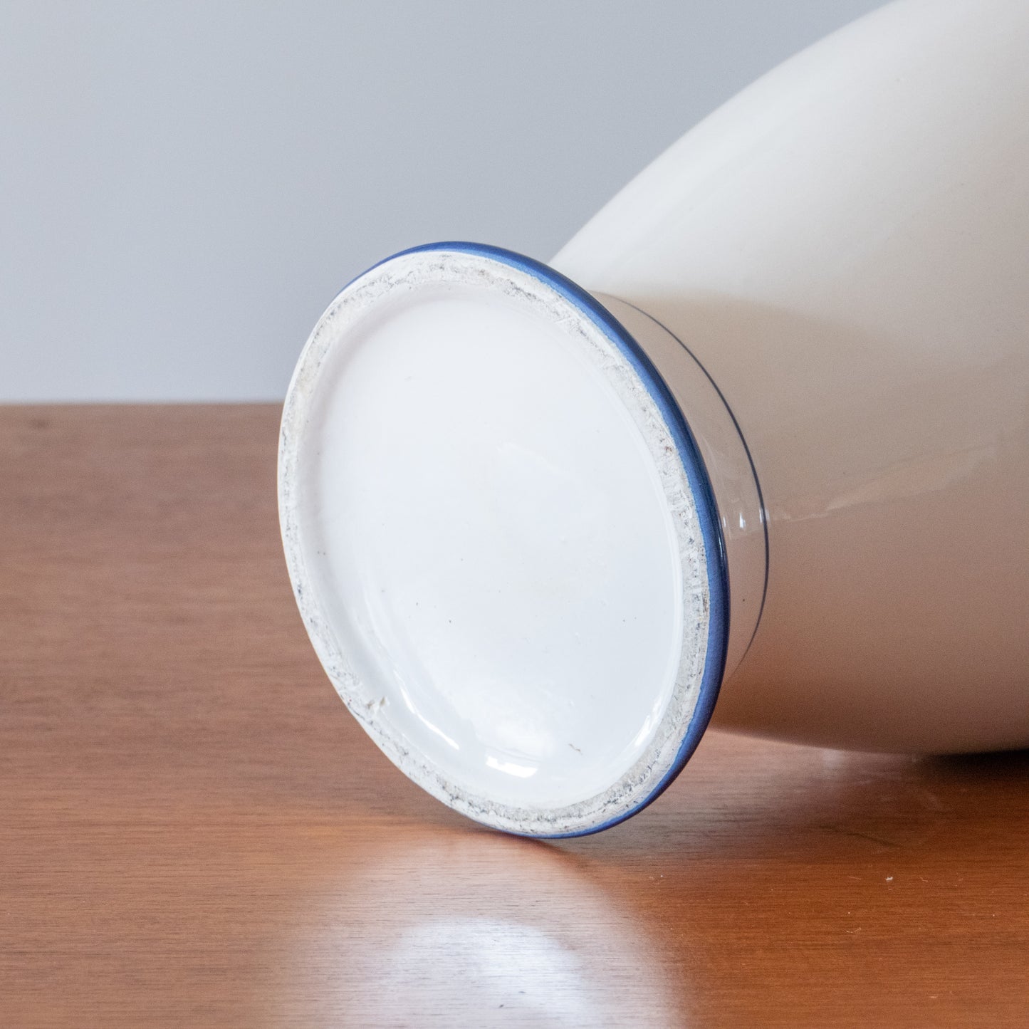 Grand vase en barbotine, peint à la main