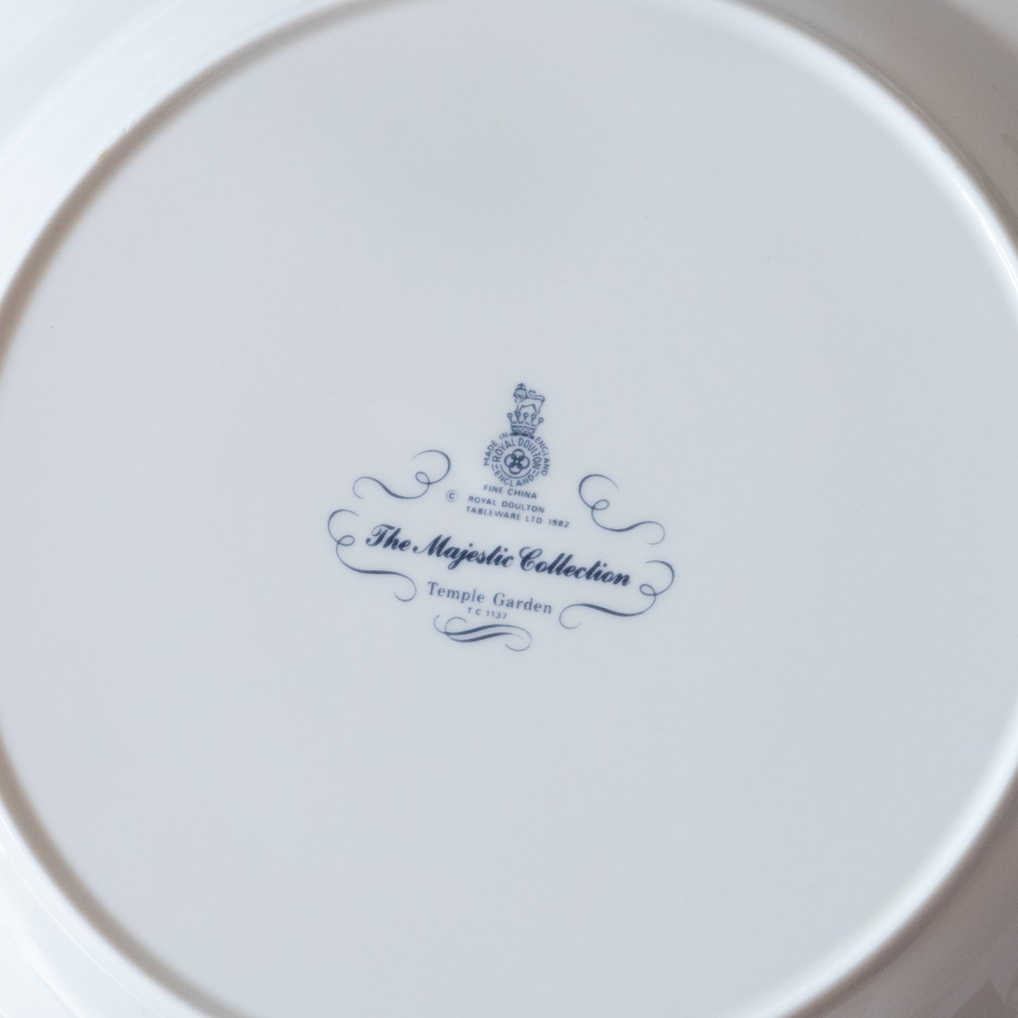 7 grandes assiettes en porcelaine Royal Doulton "The Majestic"