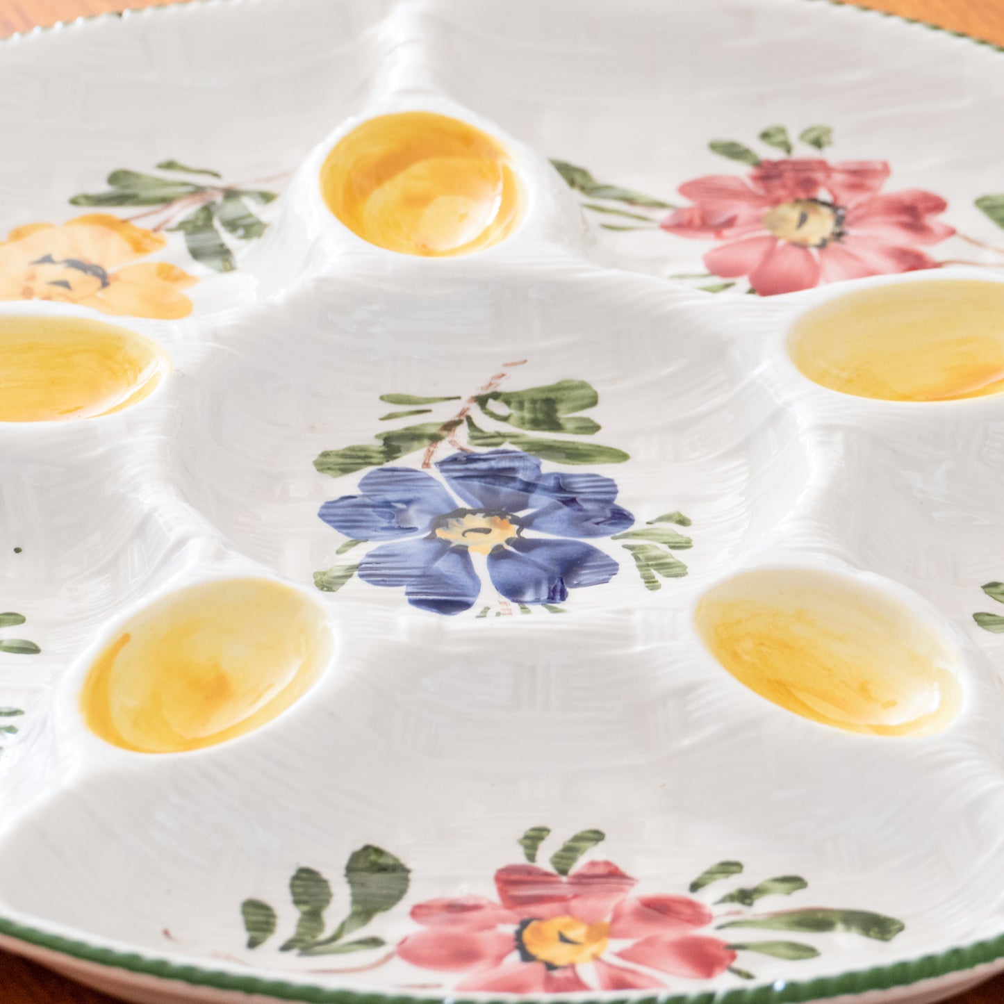 Grand plat mendiant fleuri peint à la main