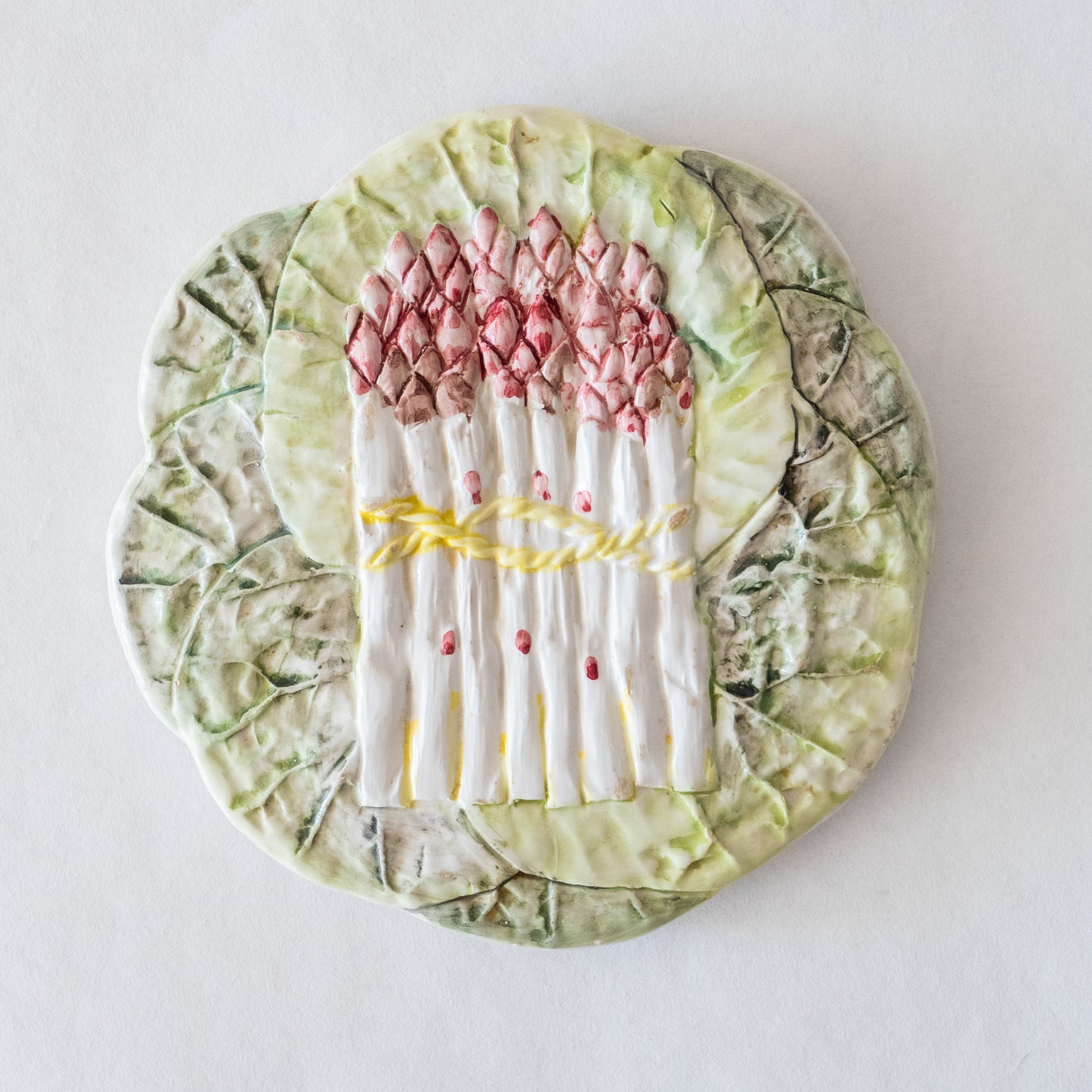 Dessous de plat ancien en barbotine asperges
