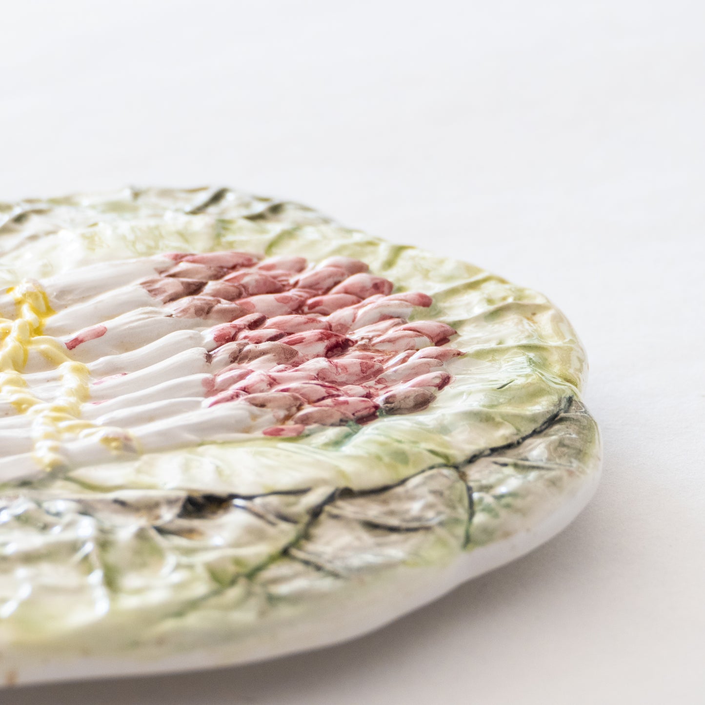 Dessous de plat ancien en barbotine asperges
