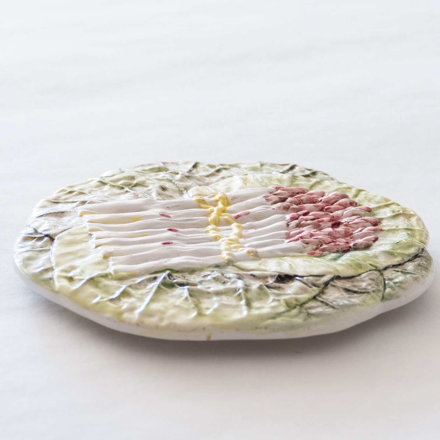 Dessous de plat ancien en barbotine asperges