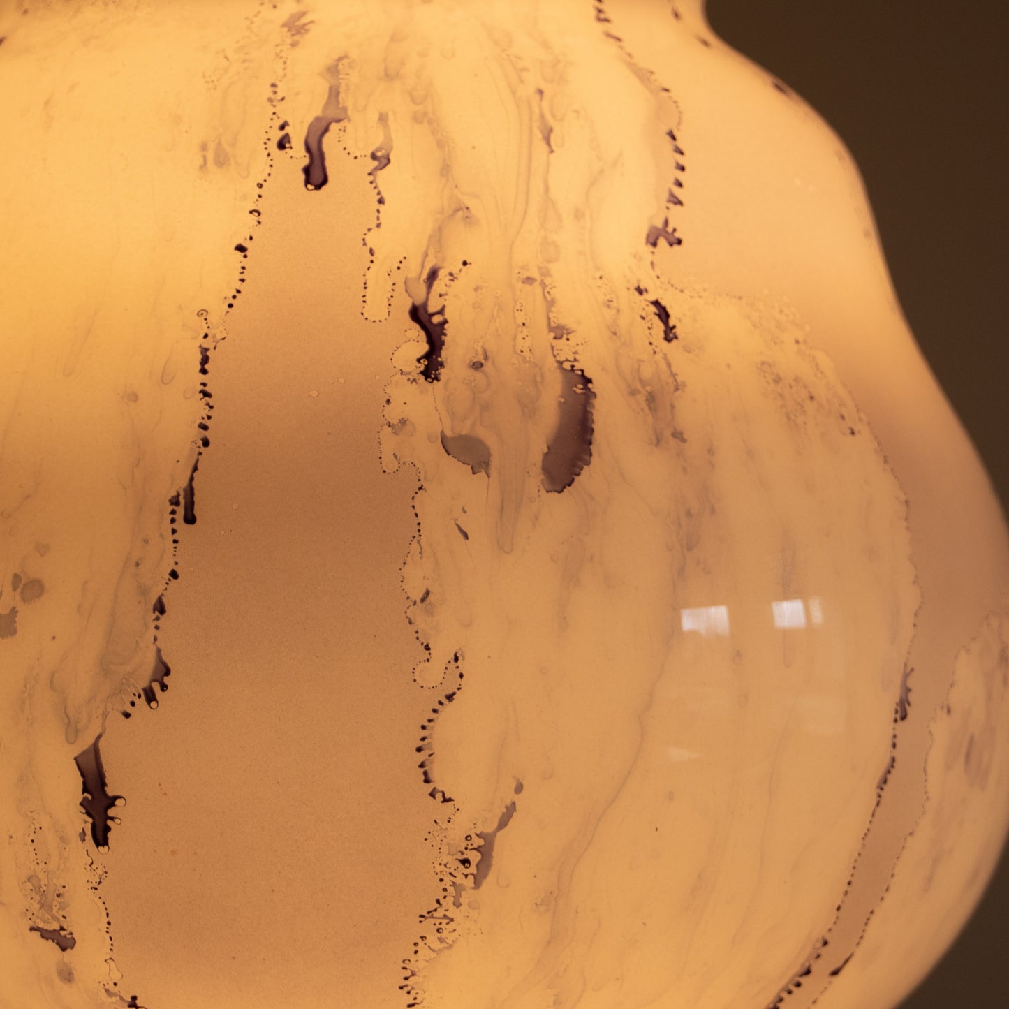 Grande lampe tulipe en verre soufflé 1950