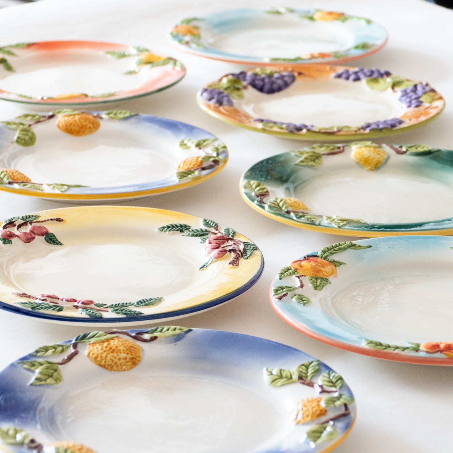 12 assiettes en barbotine fruits signées GV